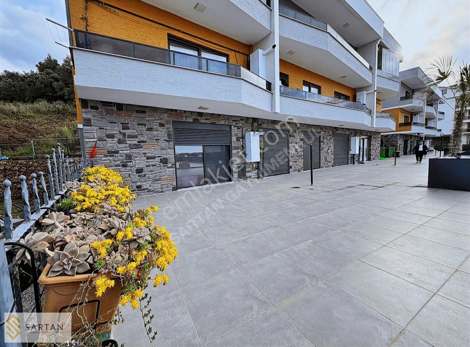 Havuzlu Site'de Satılık Eşyalı Özel Kullanımlı 2+1 Daire