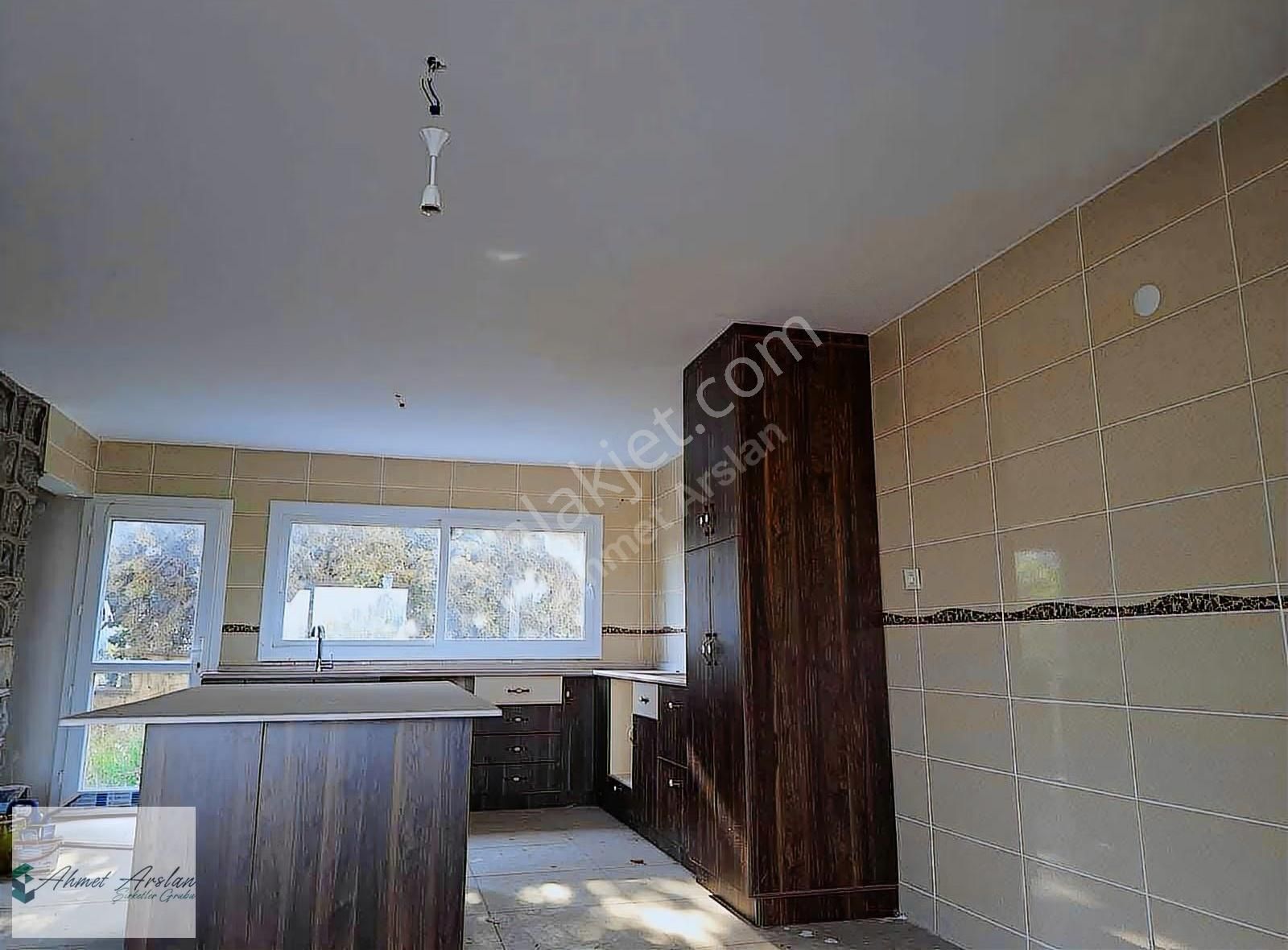 Urlada Doğa İçinde Geniş Yaşam Alanlı 6+1 Havuzlu Lüks Villa - Görsel 11