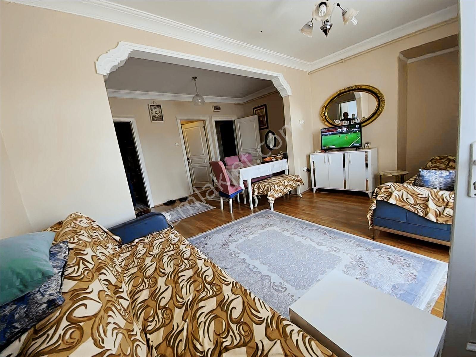 Fatih Derviş Ali Mahallesi'nde Emsalsiz Satılık Ara Katı Daire