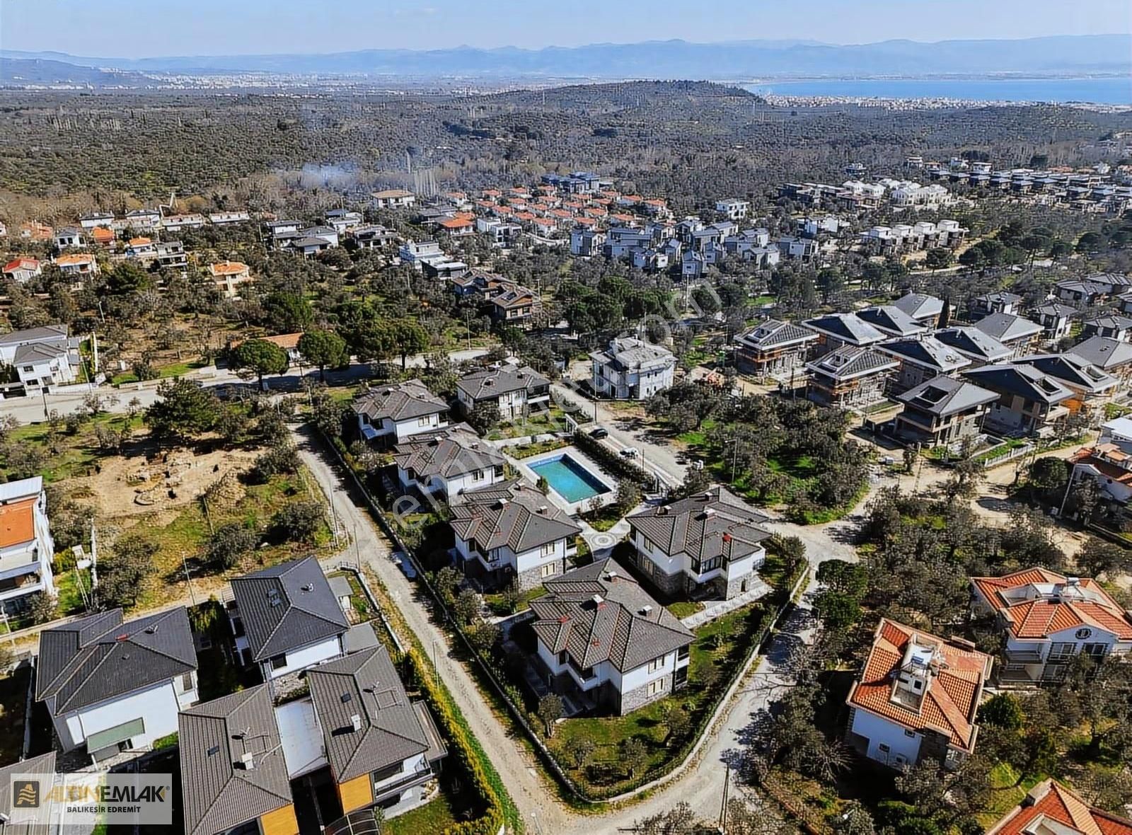 Güre Yürüyüş Yolunda Havuzlu Sitede Deniz Manzaralı Lüks 2+1