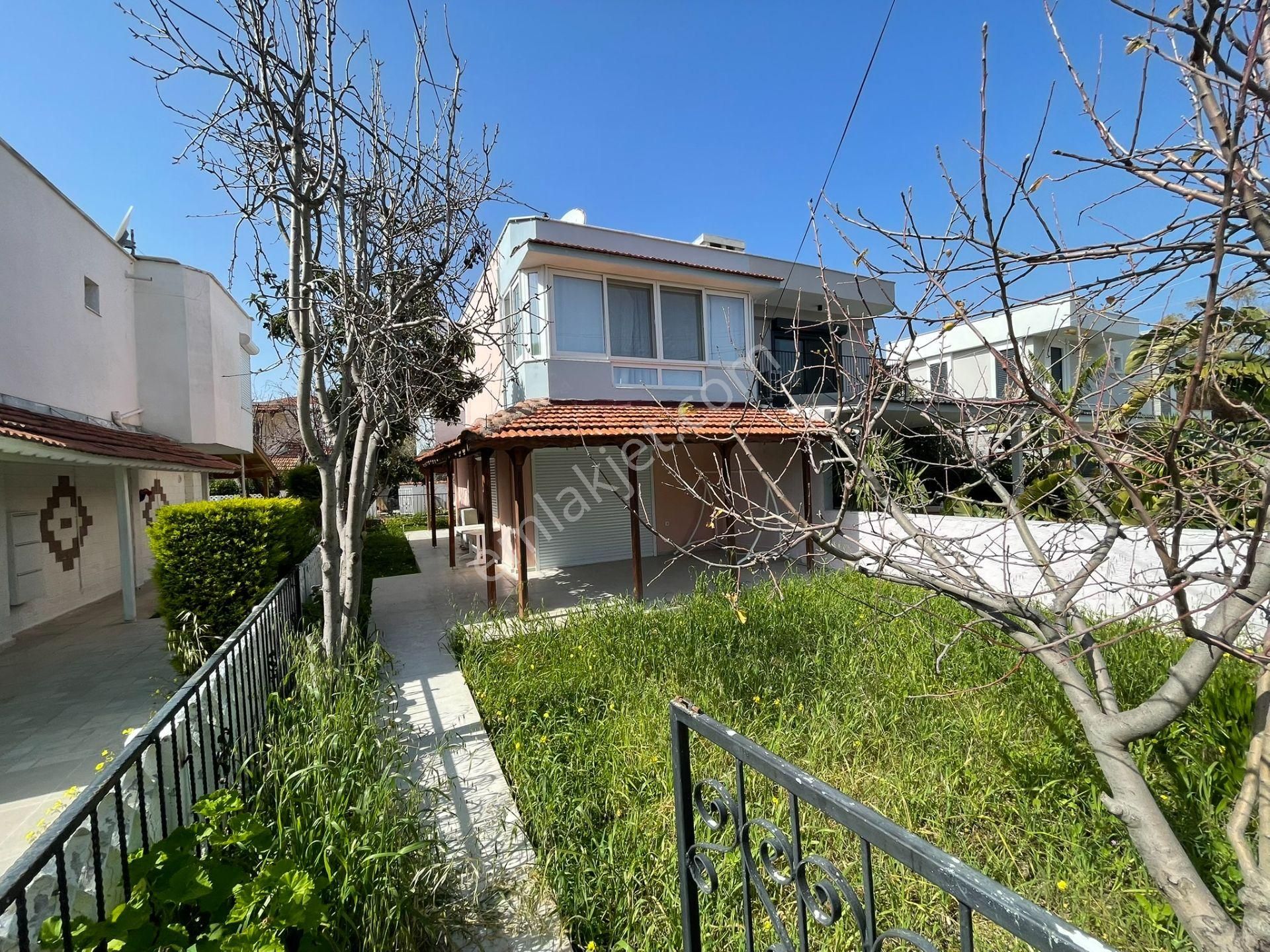 İzmir Çeşme Yalı Mahallesi Atakent Sitesinde Dubleks Villa!