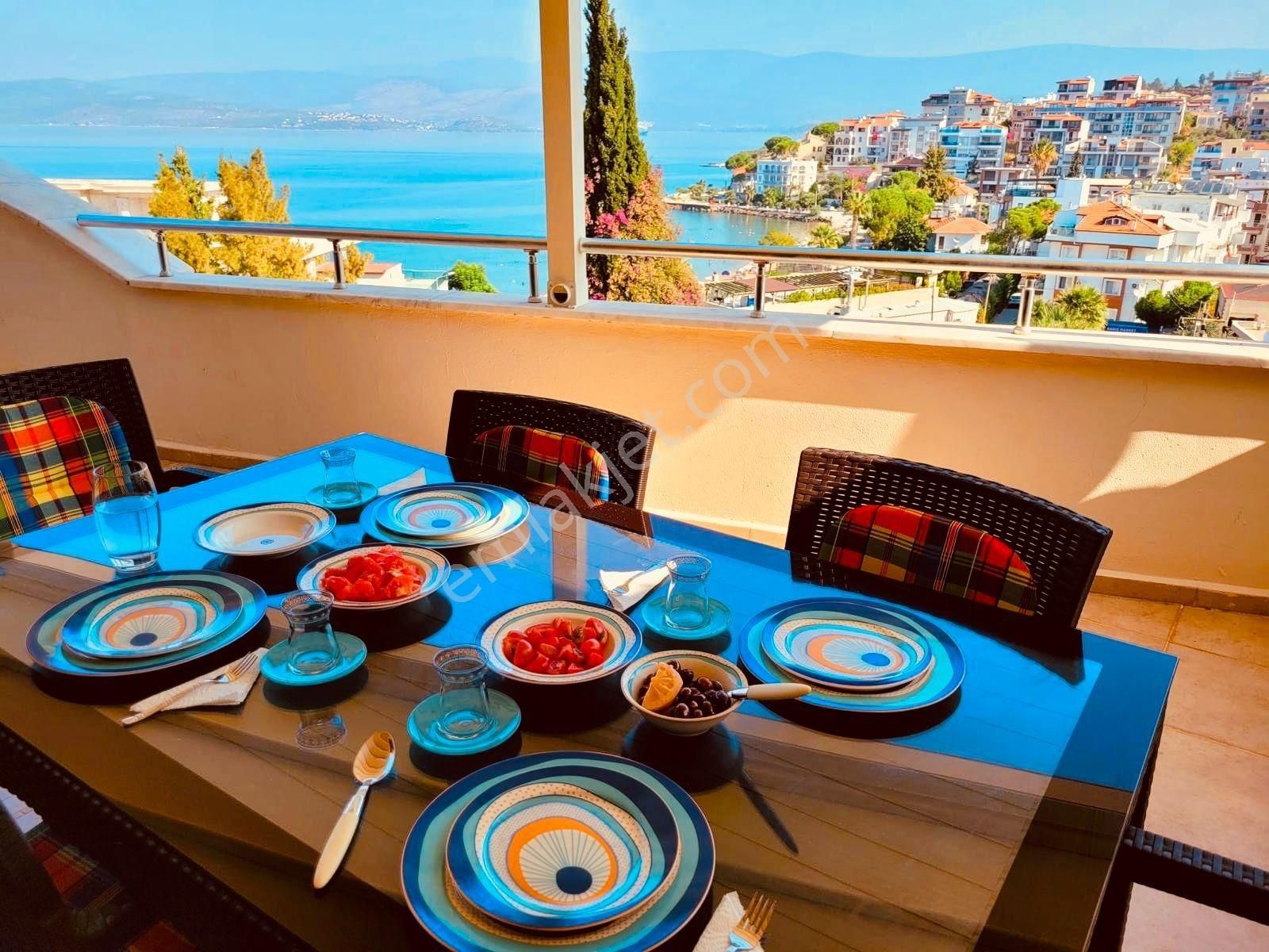 Güllük Merkezi Konumda Deniz Manzaralı Satılık Dubleks