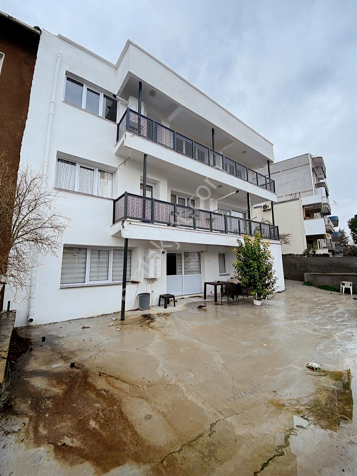 Bergama Zafer Mahallesinde Komple Tadilatlı Bina Satışta - Görsel 2