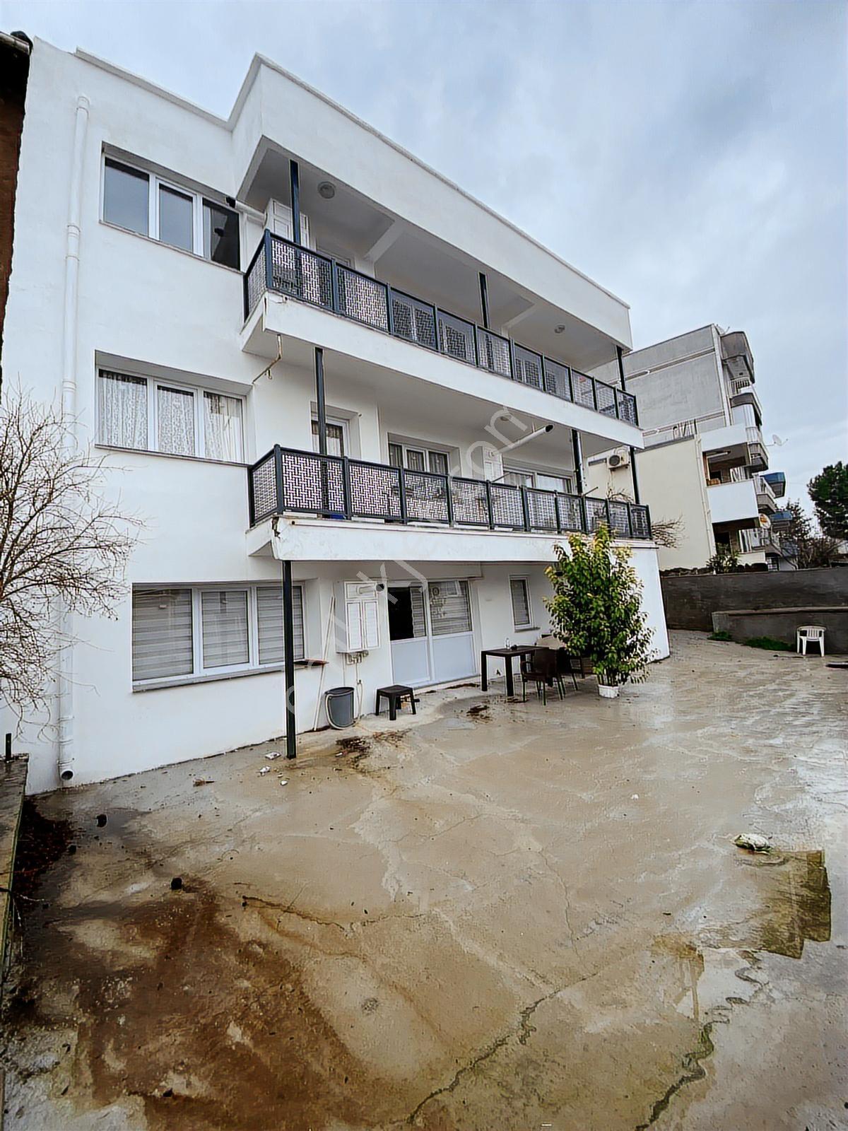 Bergama Zafer Mahallesinde Komple Tadilatlı Bina Satışta