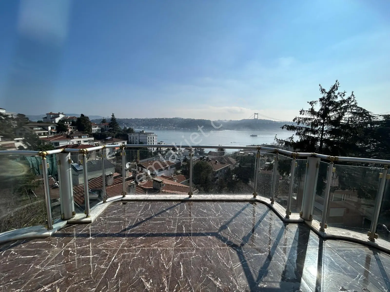 Emirgan'da Sahile Yakın Boğaz Manzaralı Satılık Köşk