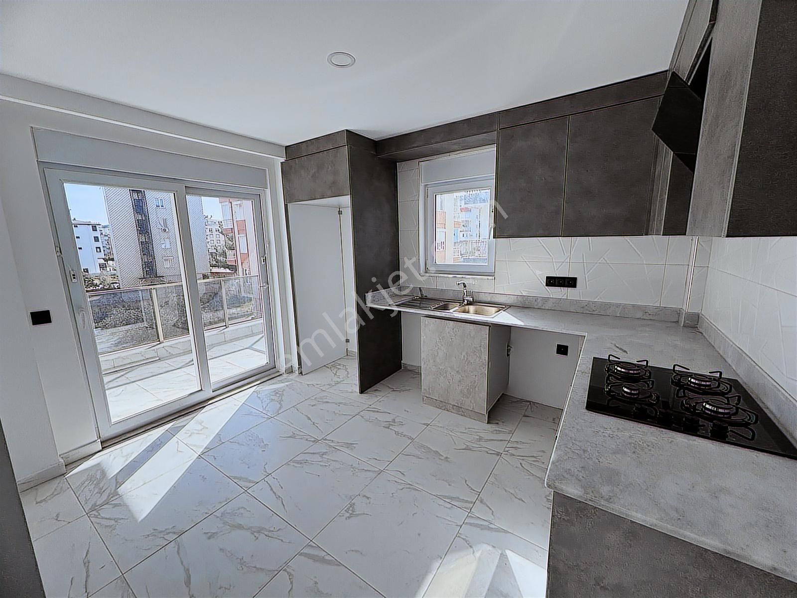 Aydoğmuş Mahallesinde Katta Asansörlü 2+1