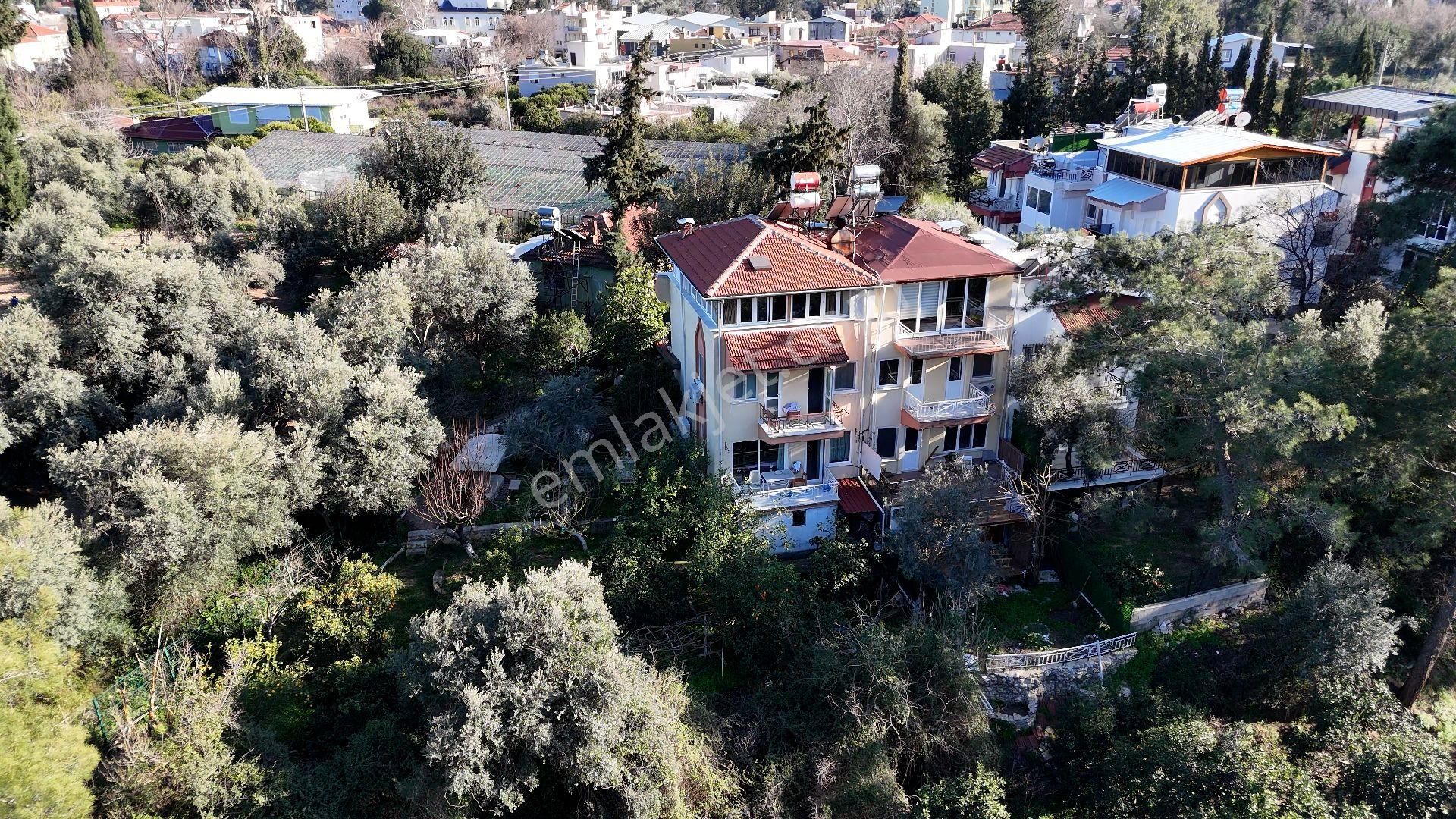 Doyran'da Konyaltı Sahiline 13 Km Mesafede Bahçeli 4+1 Villa400 M² Bahçe • 15 Meyve Ağacı Var