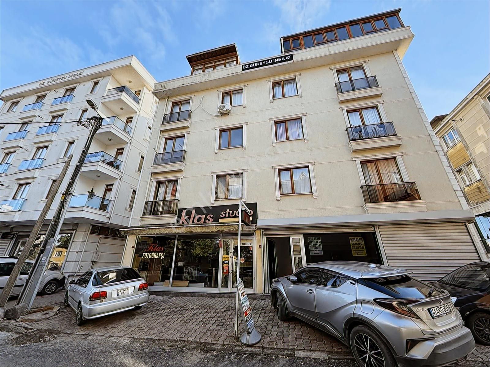 Sultanbeyli De Ana Caddeye Yakın Depolu Kiralık 120 M2 Dükkan