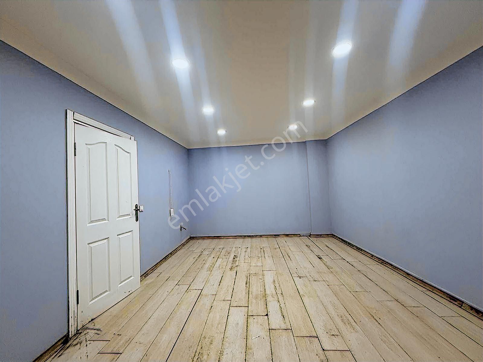 Samandıra Merkezde 140 M2 Depolu Kepenkli Kiralık Dükkan