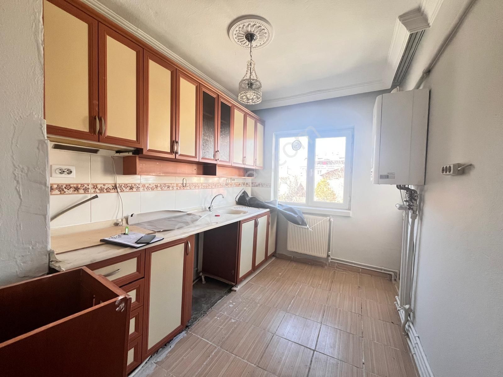 Koza Emlaktan Akşemsettin Mahalesinde Ara Katta Bağımsız Ön Cephe De 3+12 Satılık Daire - Görsel 4