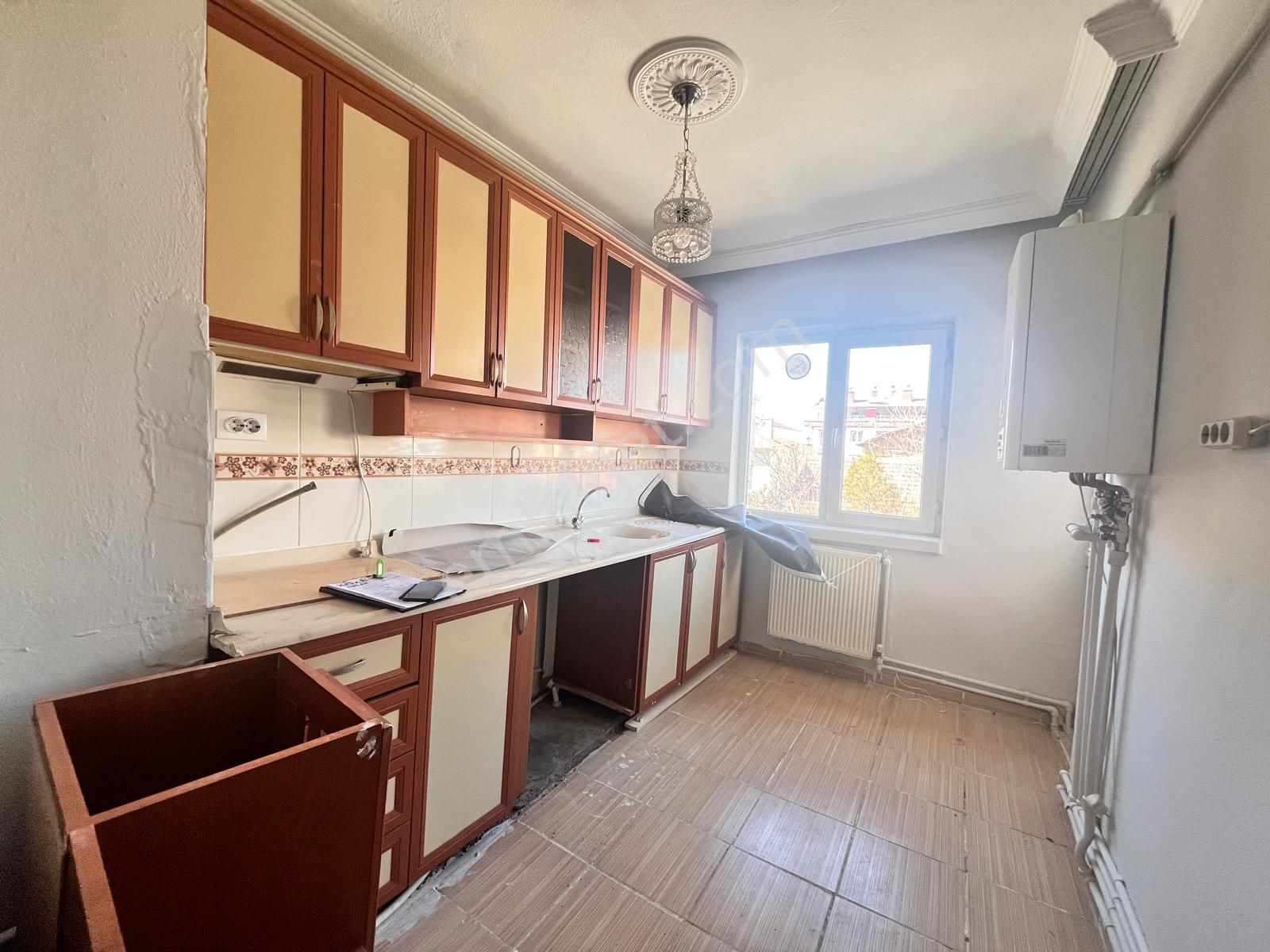 Koza Emlaktan Akşemsettin Mahalesinde Ara Katta Bağımsız Ön Cephe De 3+12 Satılık Daire