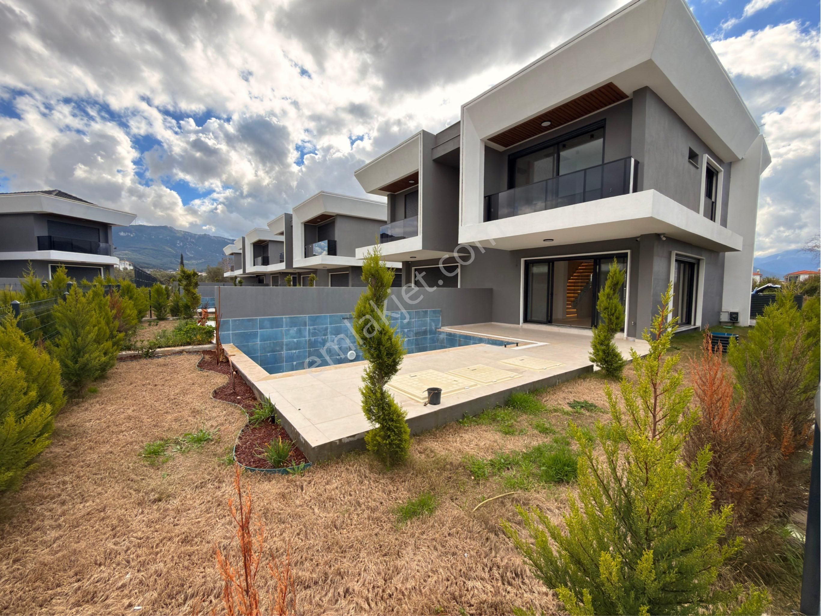 Kuşadası Davutlar'da Acil Satılık 3+1 Akıllı Özel Havuzlu Villa