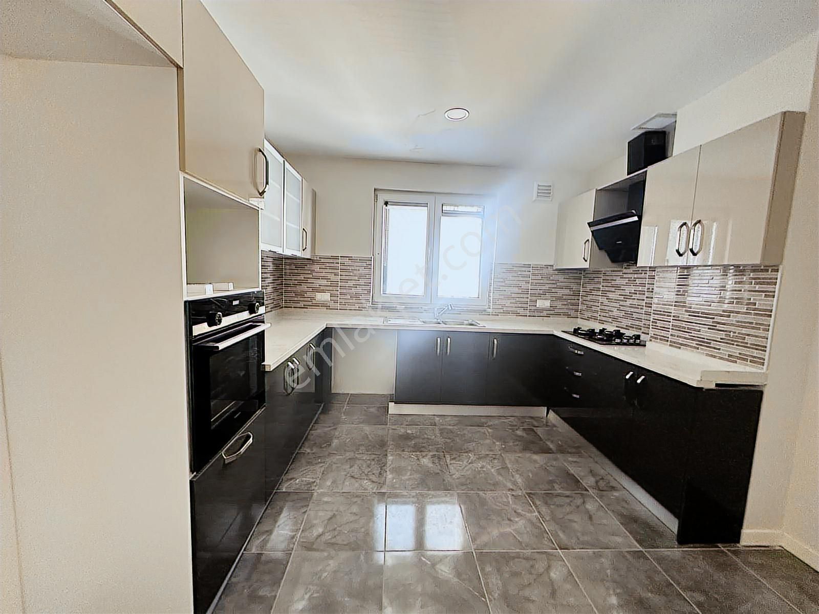 Erenköy De Muhteşem Konumda Prestijli Binada Balkonlu Ebeveynli - Görsel 29