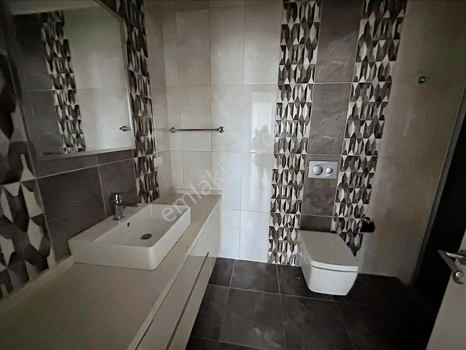 Erenköy De Muhteşem Konumda Prestijli Binada Balkonlu Ebeveynli - Görsel 11