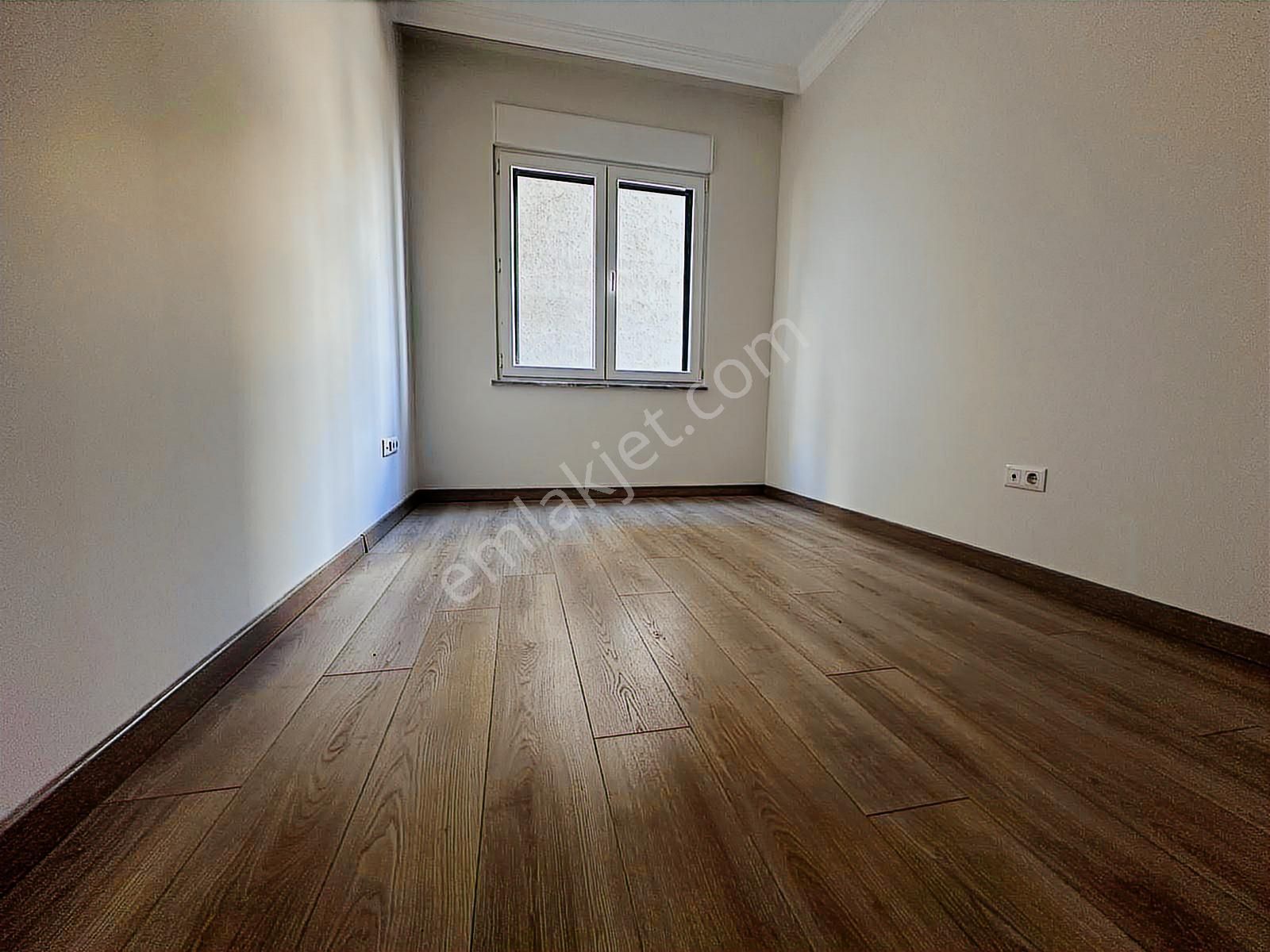 Erenköy De Muhteşem Konumda Prestijli Binada Balkonlu Ebeveynli - Görsel 15