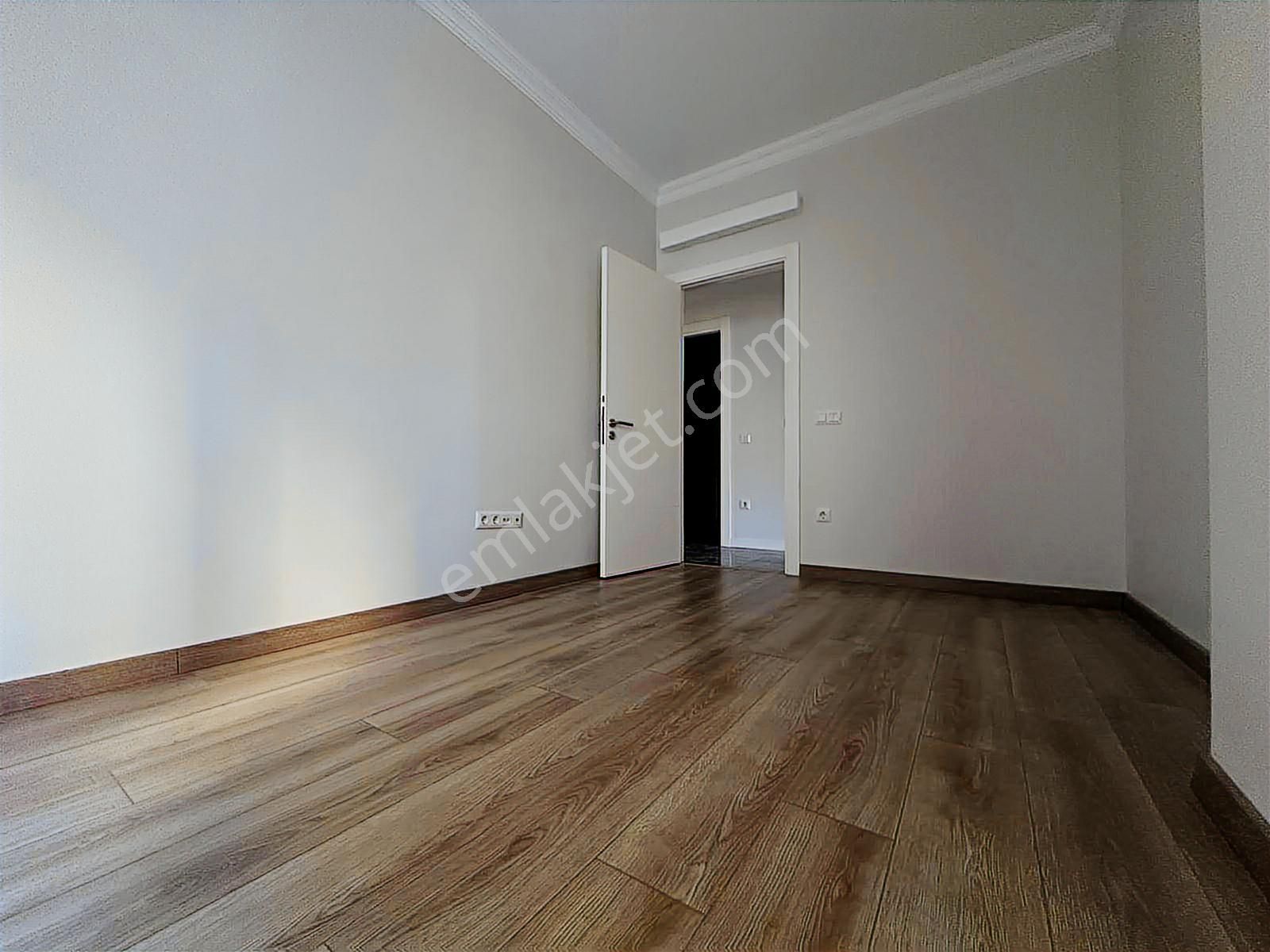 Erenköy De Muhteşem Konumda Prestijli Binada Balkonlu Ebeveynli - Görsel 20