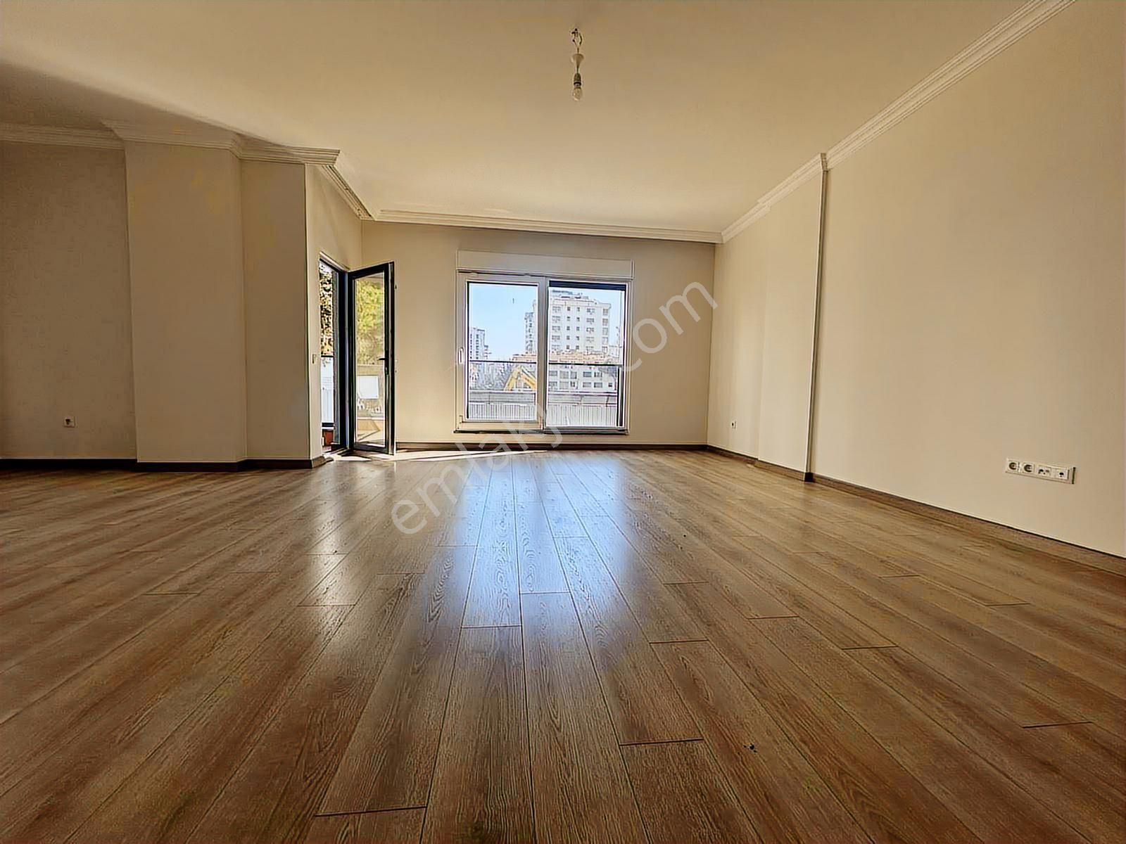 Erenköy De Muhteşem Konumda Prestijli Binada Balkonlu Ebeveynli