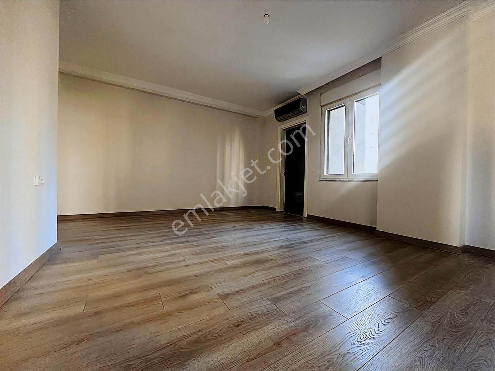 Erenköy De Muhteşem Konumda Prestijli Binada Balkonlu Ebeveynli - Görsel 18