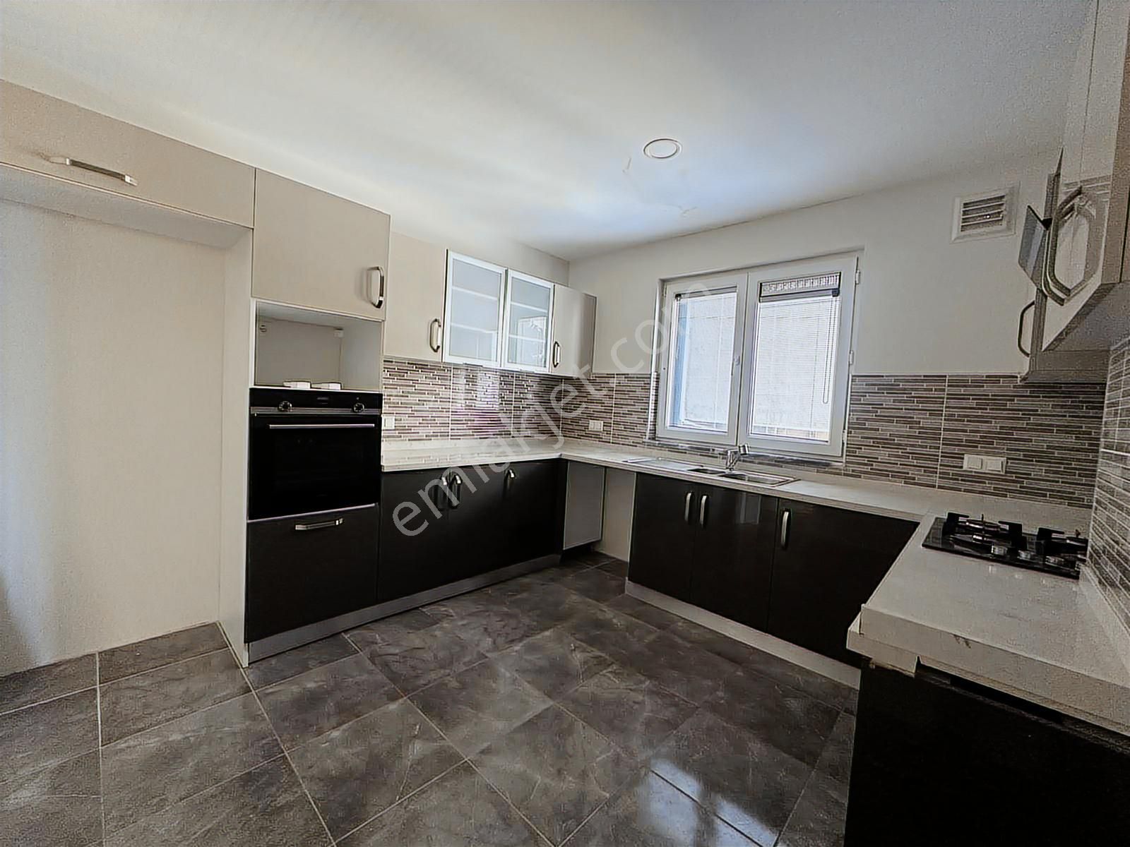 Erenköy De Muhteşem Konumda Prestijli Binada Balkonlu Ebeveynli - Görsel 8