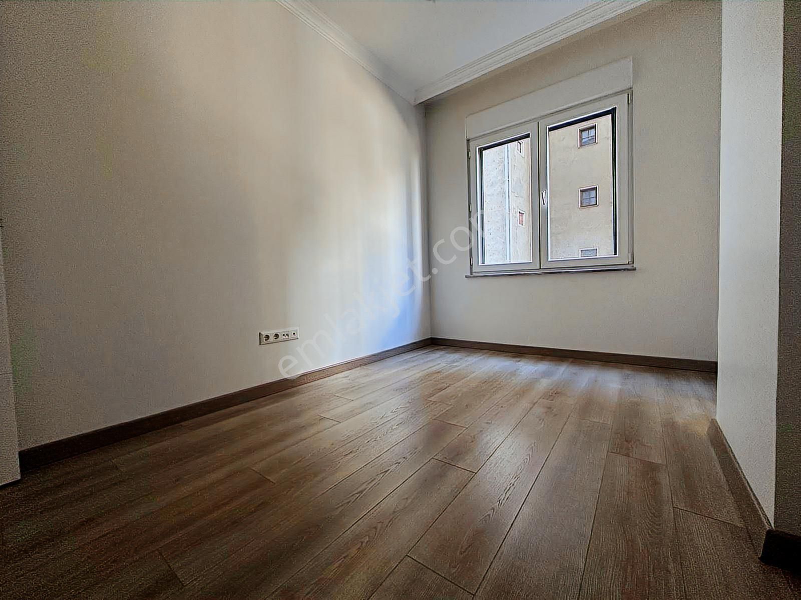 Erenköy De Muhteşem Konumda Prestijli Binada Balkonlu Ebeveynli - Görsel 32