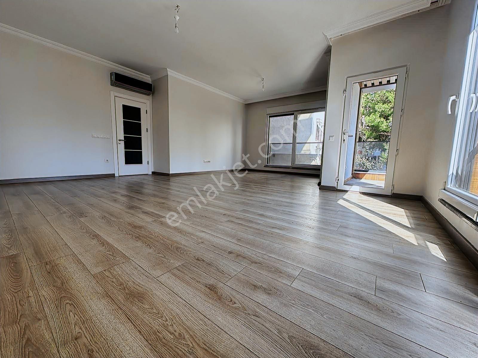 Erenköy De Muhteşem Konumda Prestijli Binada Balkonlu Ebeveynli - Görsel 9