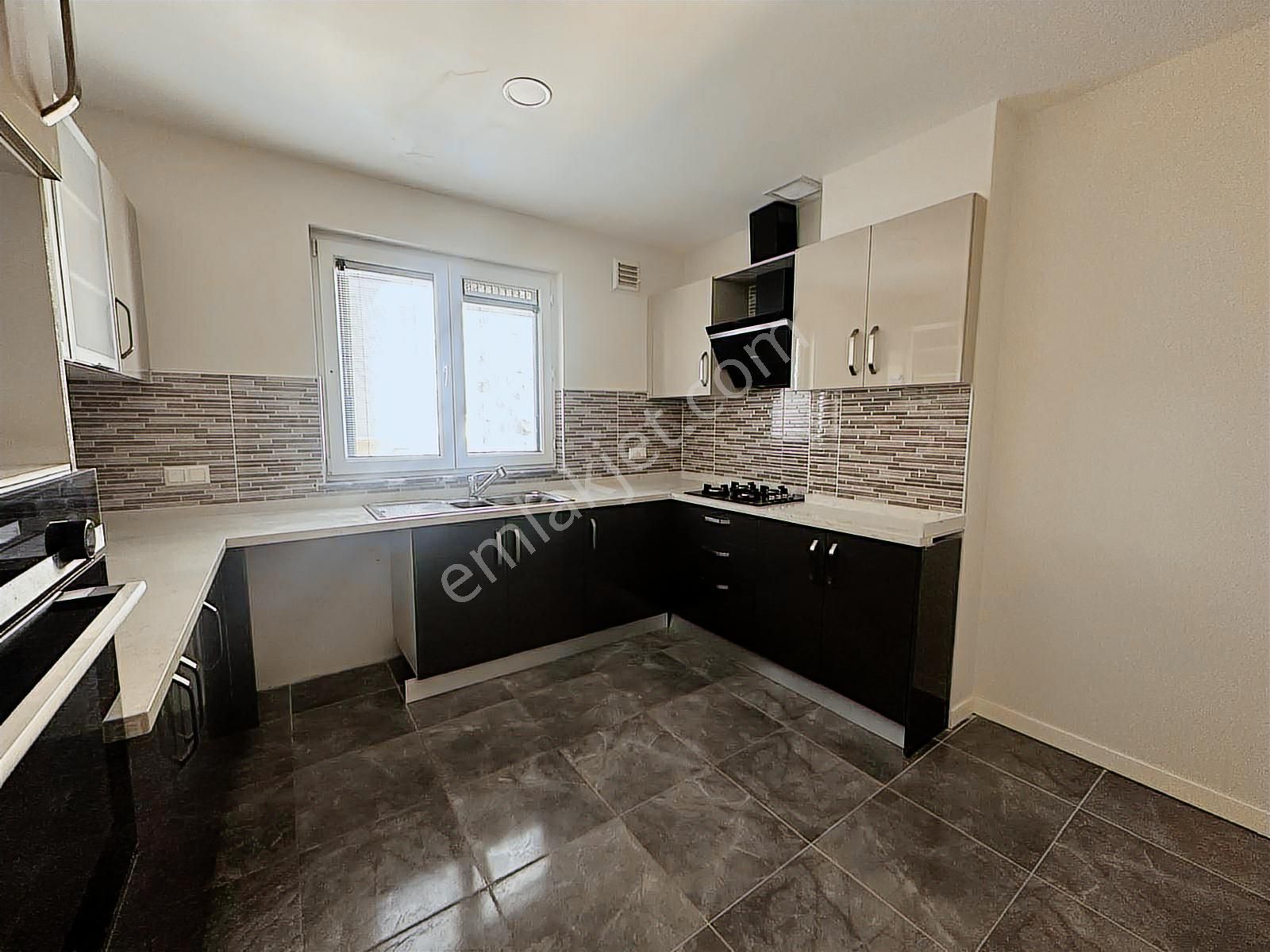 Erenköy De Muhteşem Konumda Prestijli Binada Balkonlu Ebeveynli - Görsel 10