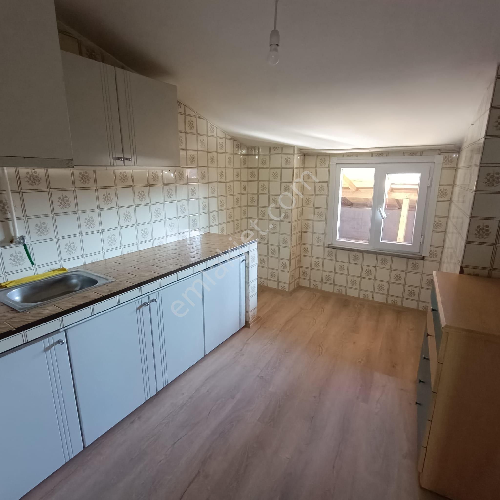 ​bayrampaşa Metroya 5 Dakika / Tadilatlı / Masrafsız 1+1 Çatı Katı