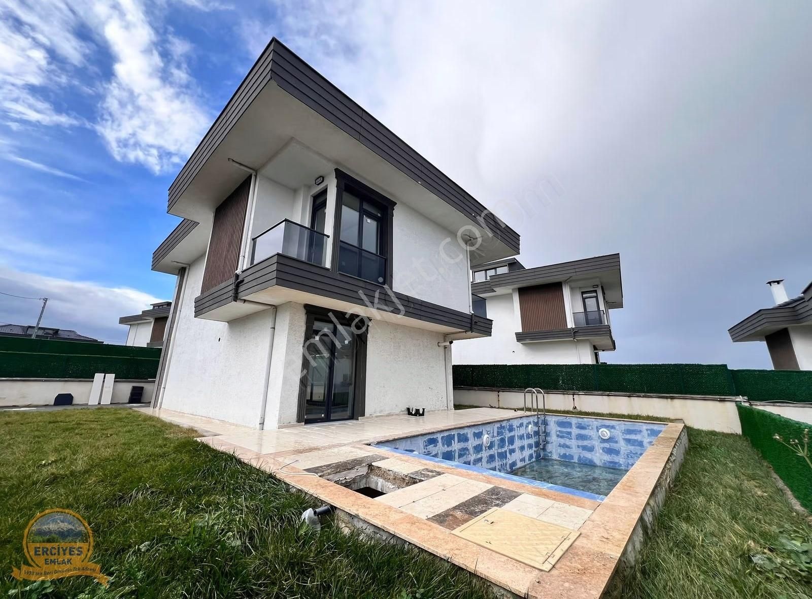 Erciyes'den Şile Ahmetlide Yüzme Havuzlu, Balkonlu Teraslı Villa - Görsel 13