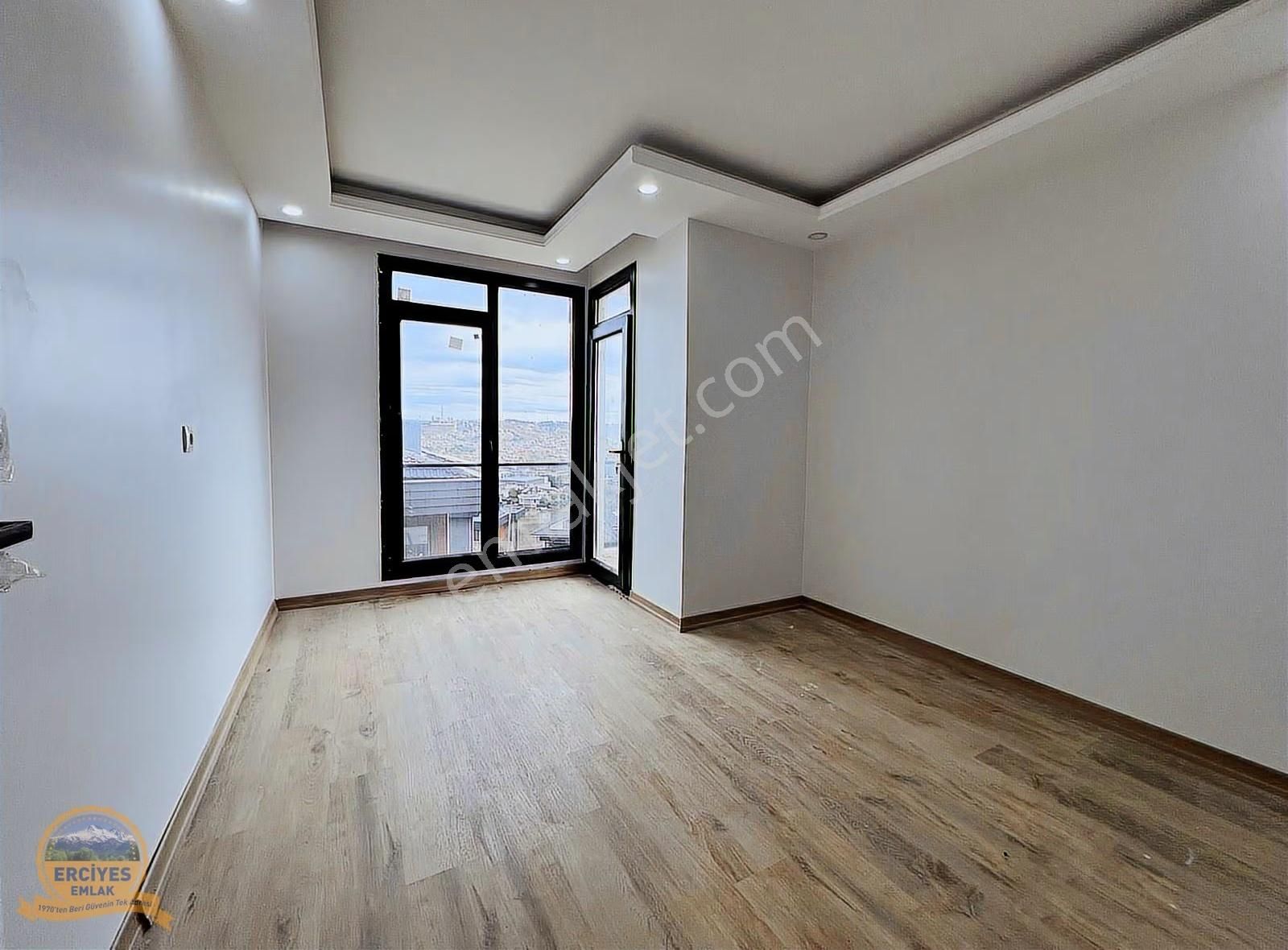 Erciyes'den Şile Ahmetlide Yüzme Havuzlu, Balkonlu Teraslı Villa - Görsel 24