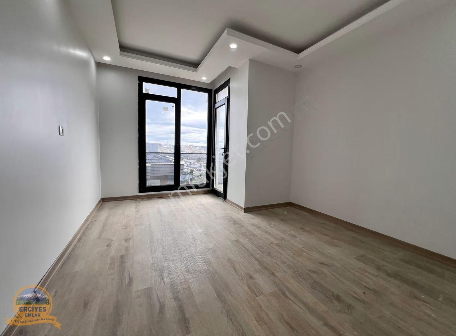 Erciyes'den Şile Ahmetlide Yüzme Havuzlu, Balkonlu Teraslı Villa - Görsel 32