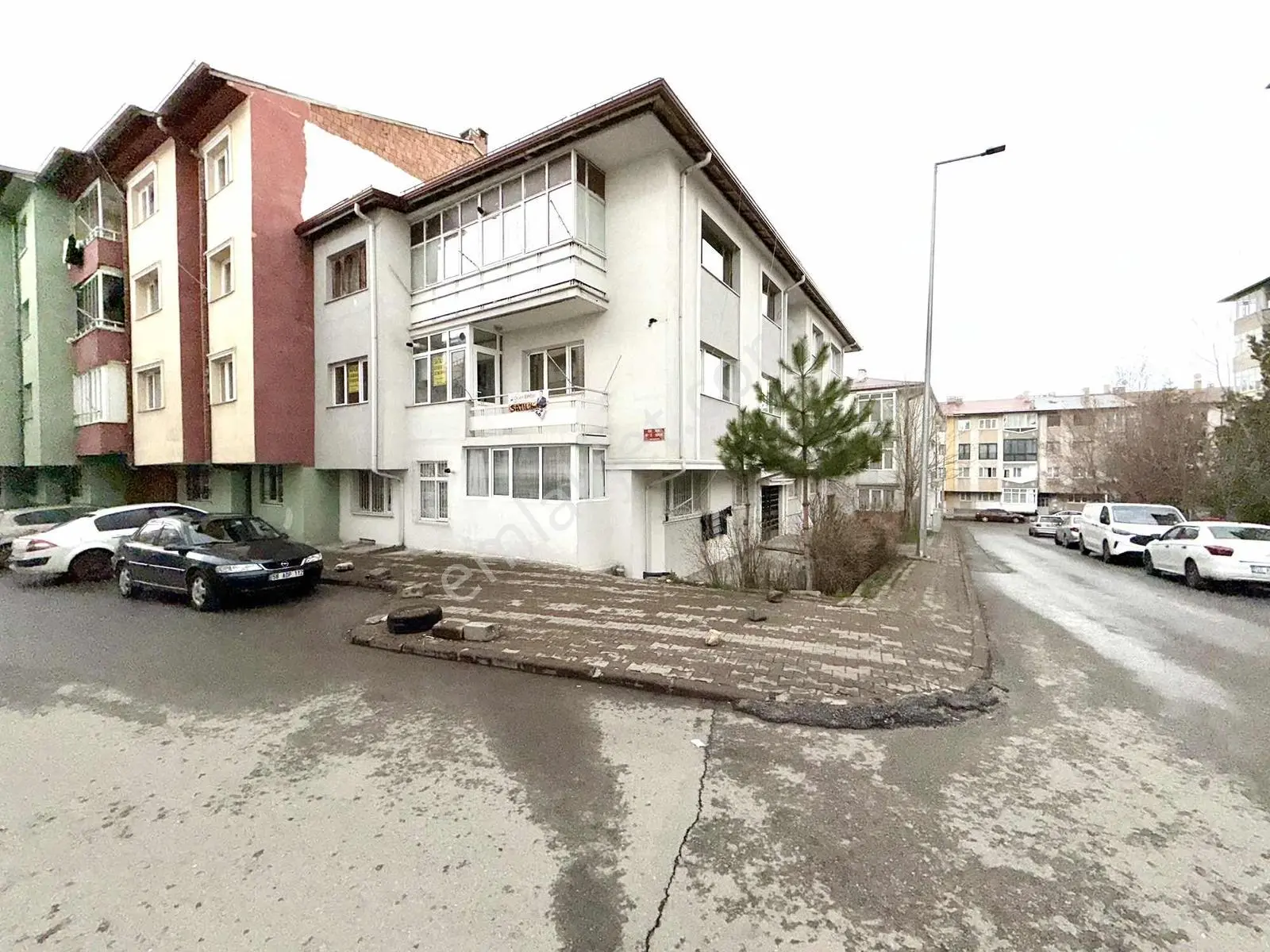 Sivas Ozan Emlak'tan Ece'de Satılık 3+1 Temiz Daire