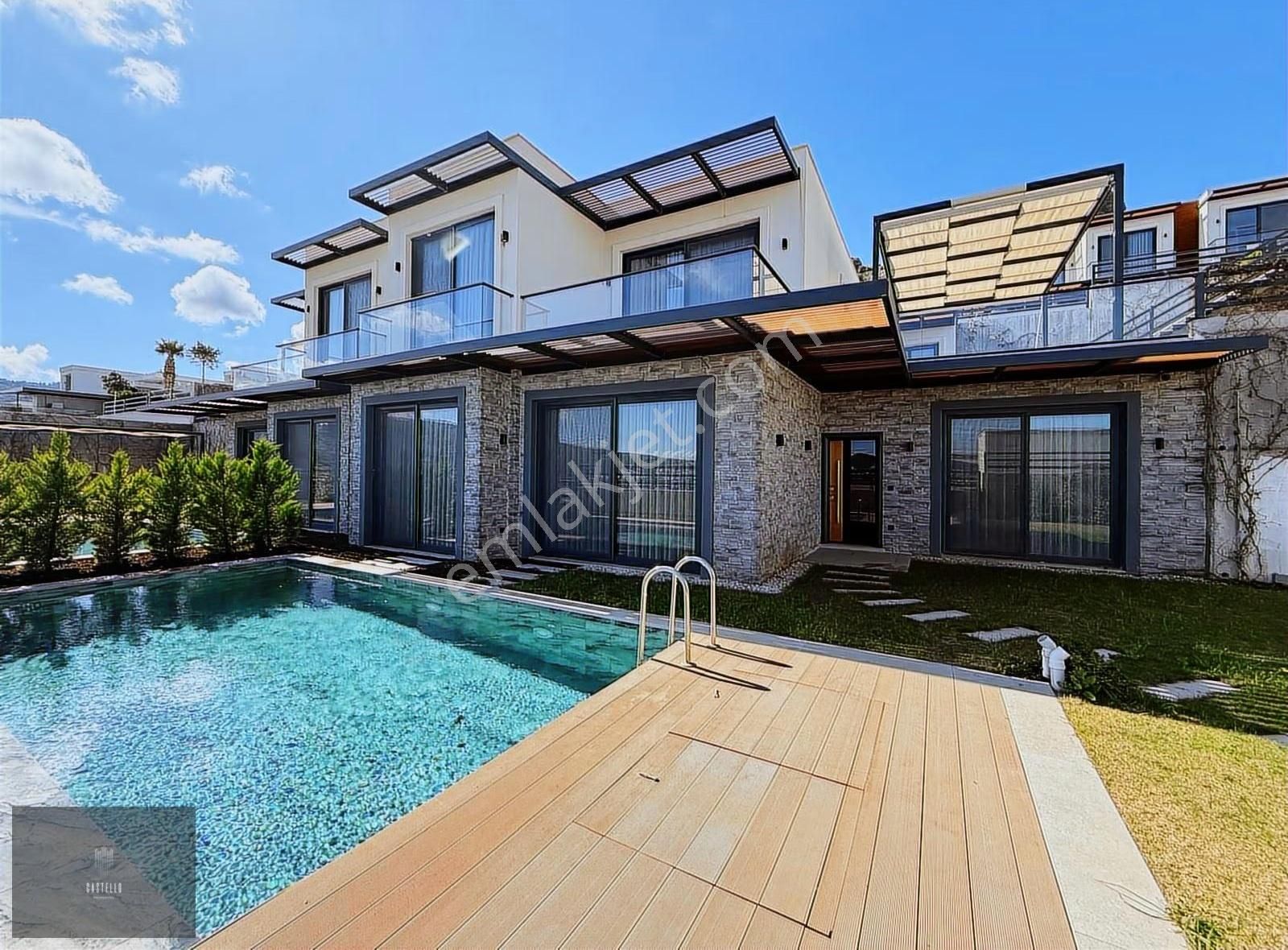 Gündoğan'da Deniz Manzaralı, Özel Havuzlu 4+1 Villa