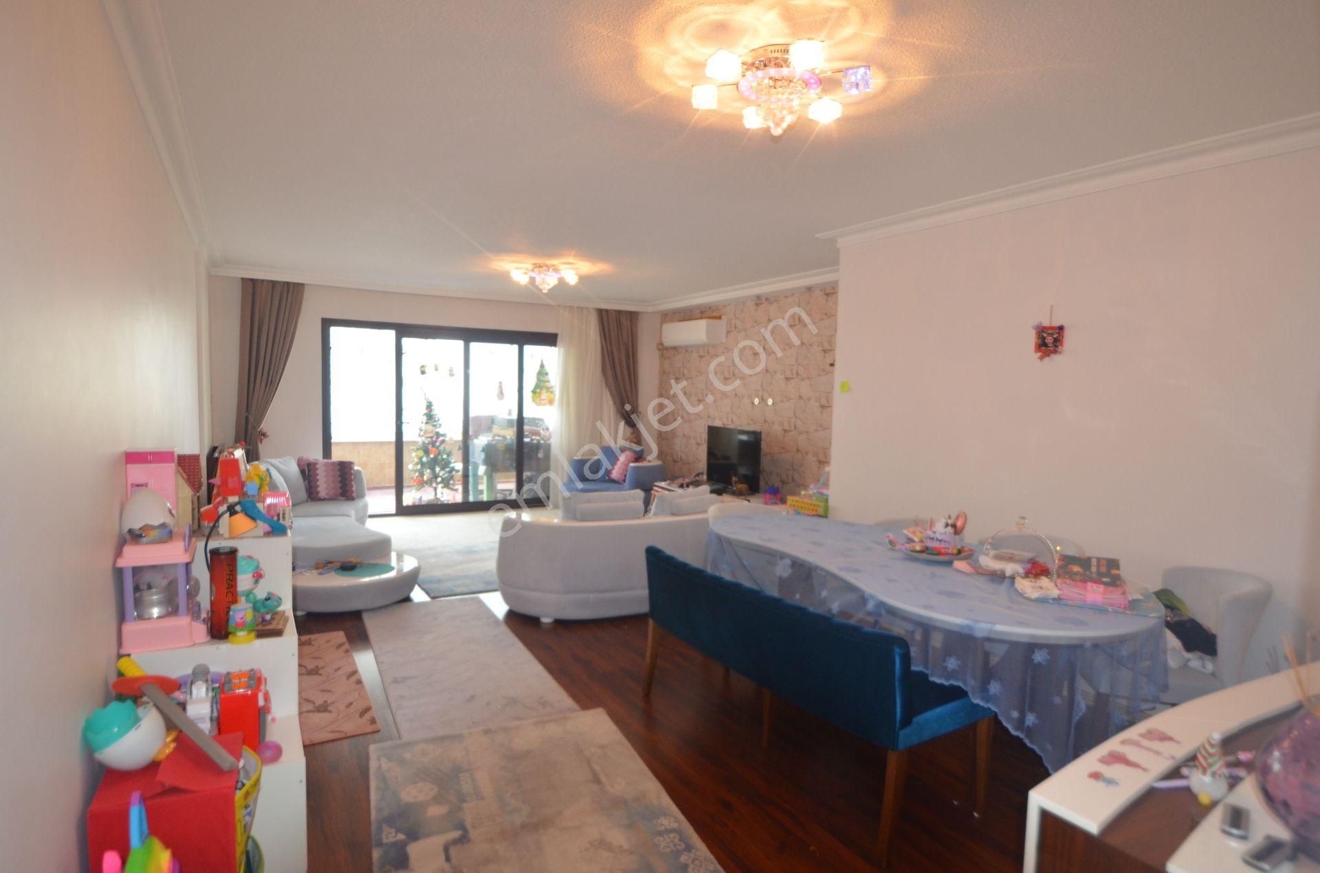 Flamingo'da Tadilatlı, Kilerli, Çift Banyolu Geniş 3+1 Daire