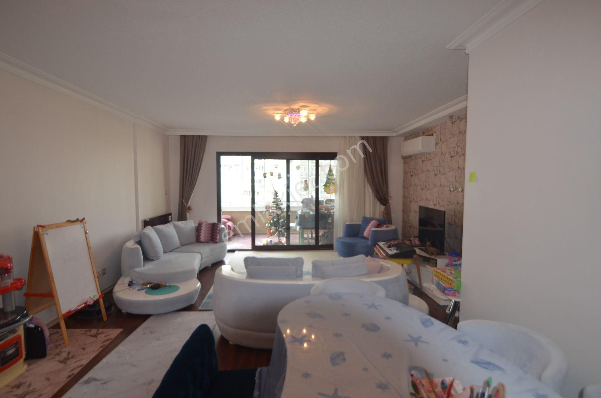 Flamingo'da Tadilatlı, Kilerli, Çift Banyolu Geniş 3+1 Daire - Görsel 3