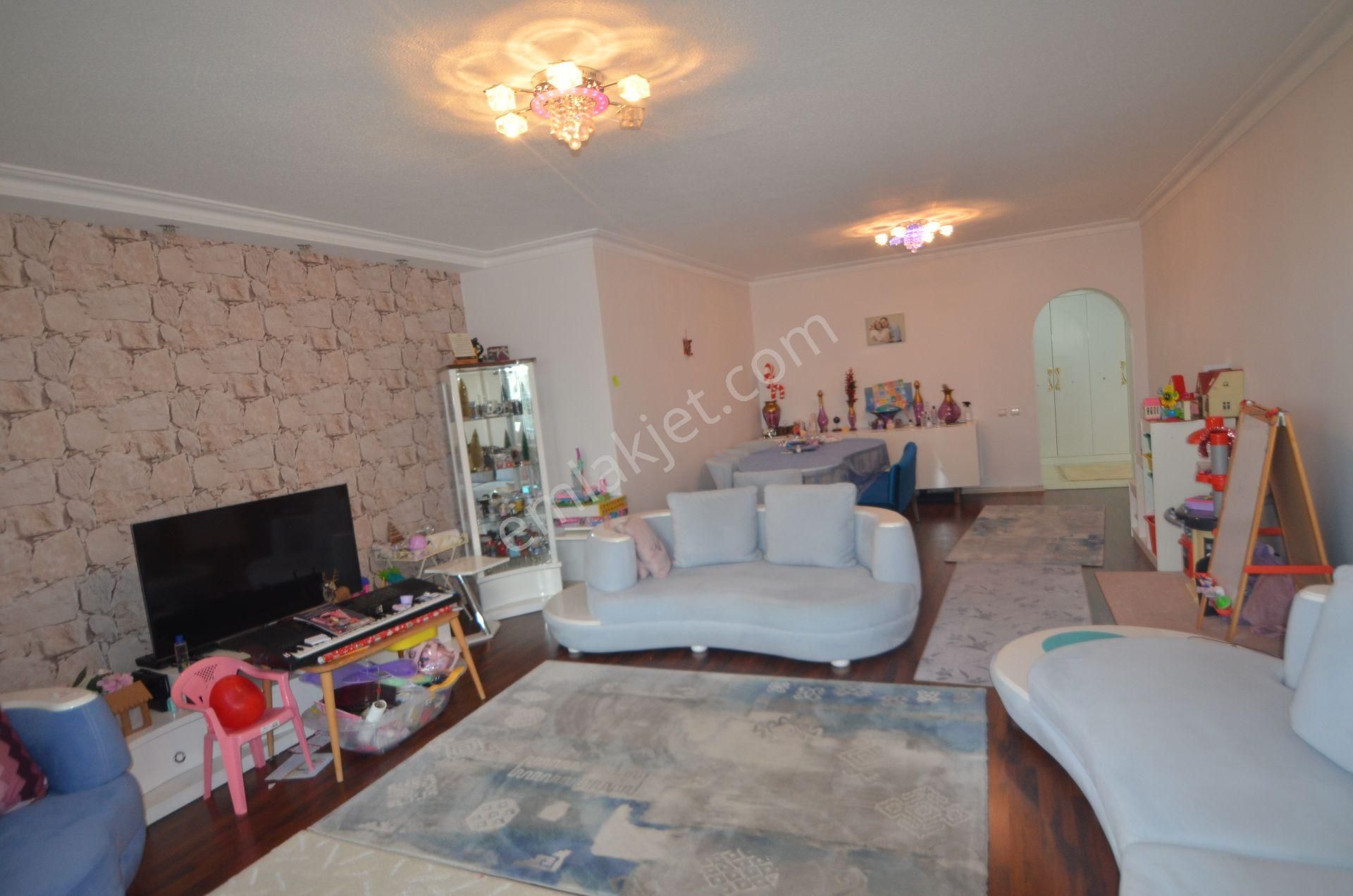 Flamingo'da Tadilatlı, Kilerli, Çift Banyolu Geniş 3+1 Daire - Görsel 5