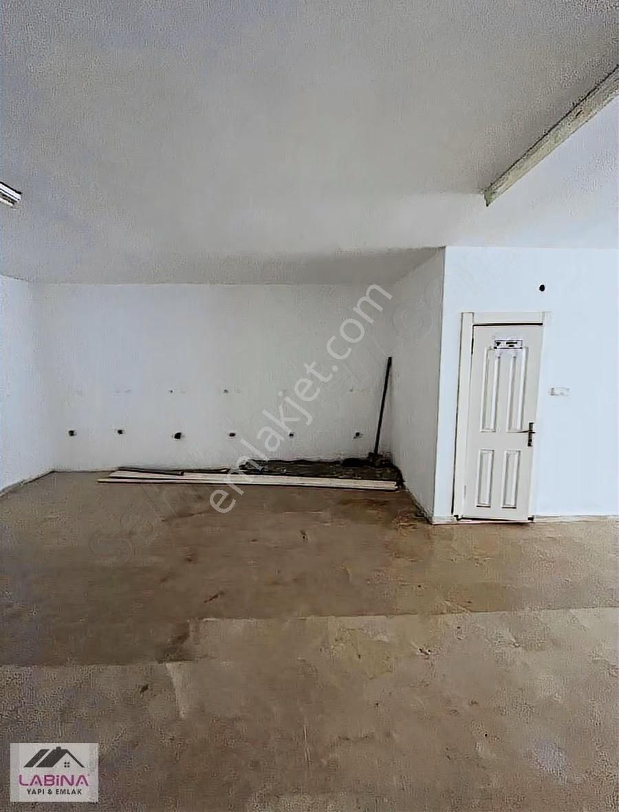 Sefaköy'de Armoniparka Yakın 650 M2 Depolu Kiralık Dükkan - Görsel 4