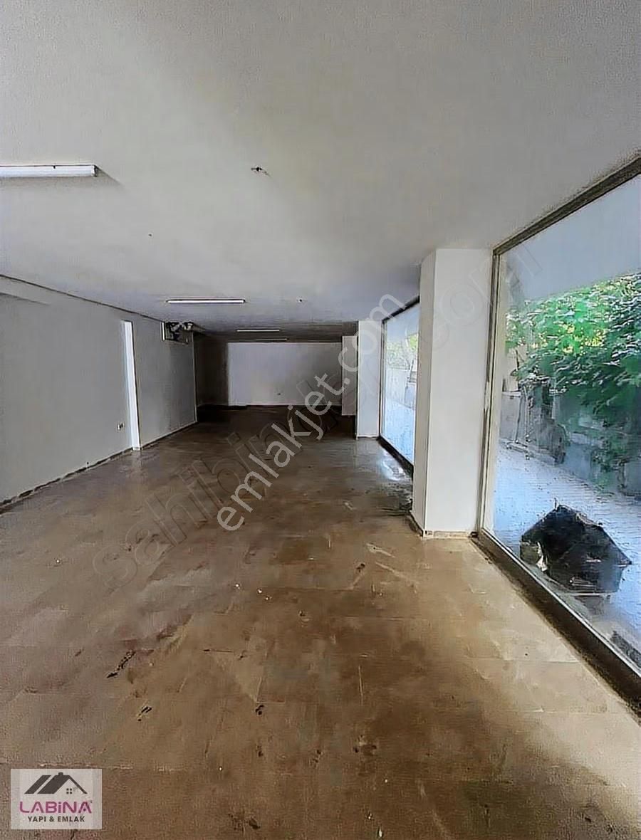 Sefaköy'de Armoniparka Yakın 650 M2 Depolu Kiralık Dükkan