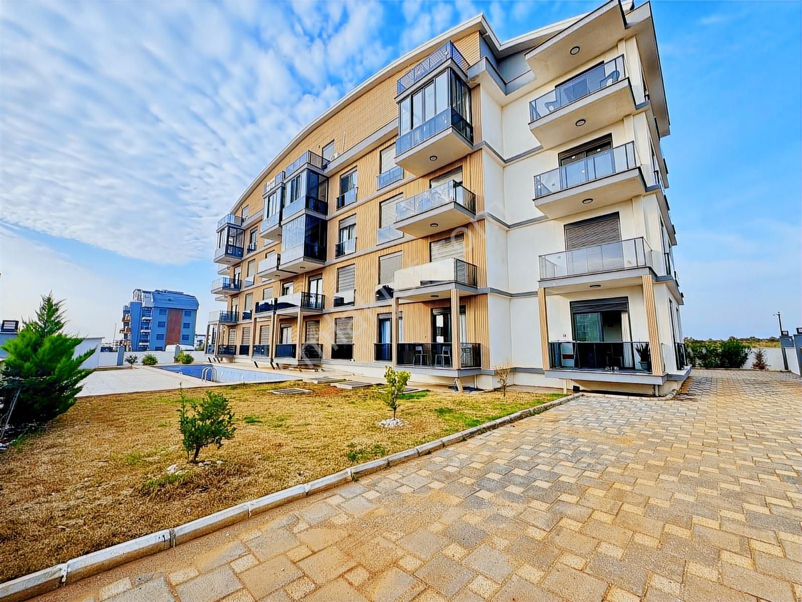 Aksu Altıntaşta Havuz Cepheli Full Eşyalı İskanlı 1+1 Kiralık