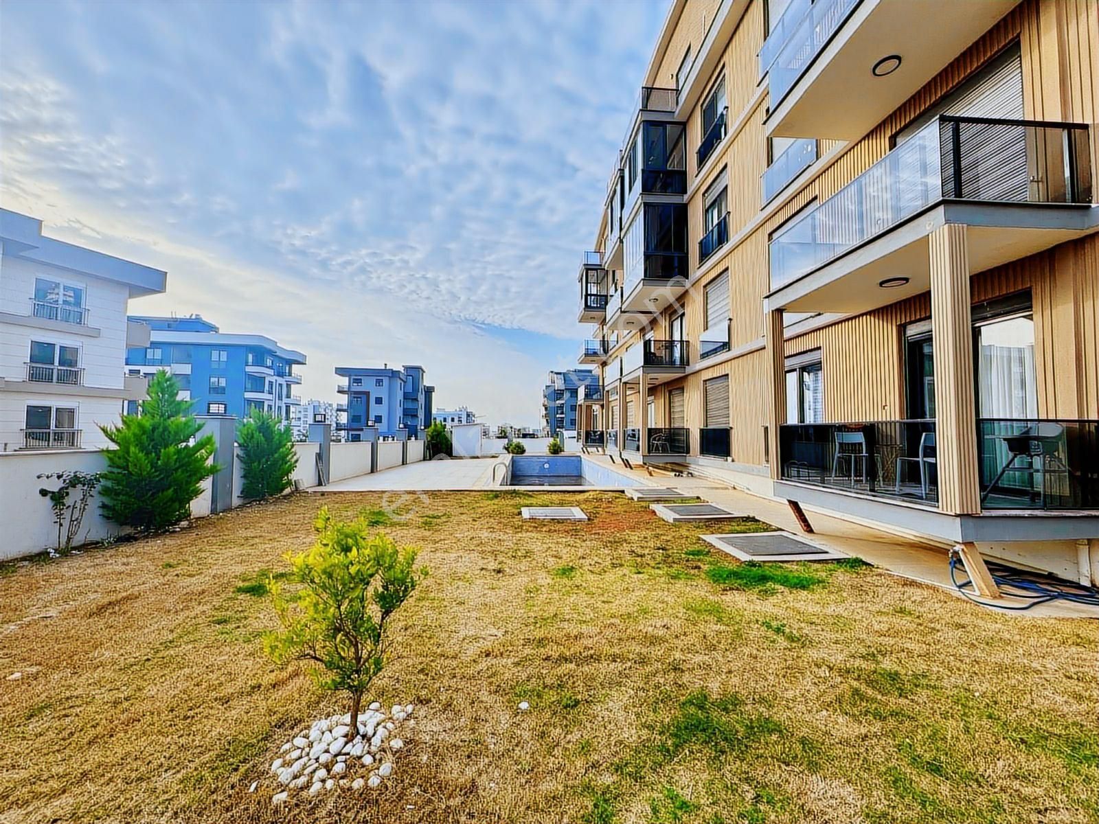 Aksu Altıntaşta Havuz Cepheli Full Eşyalı İskanlı 1+1 Kiralık - Görsel 3