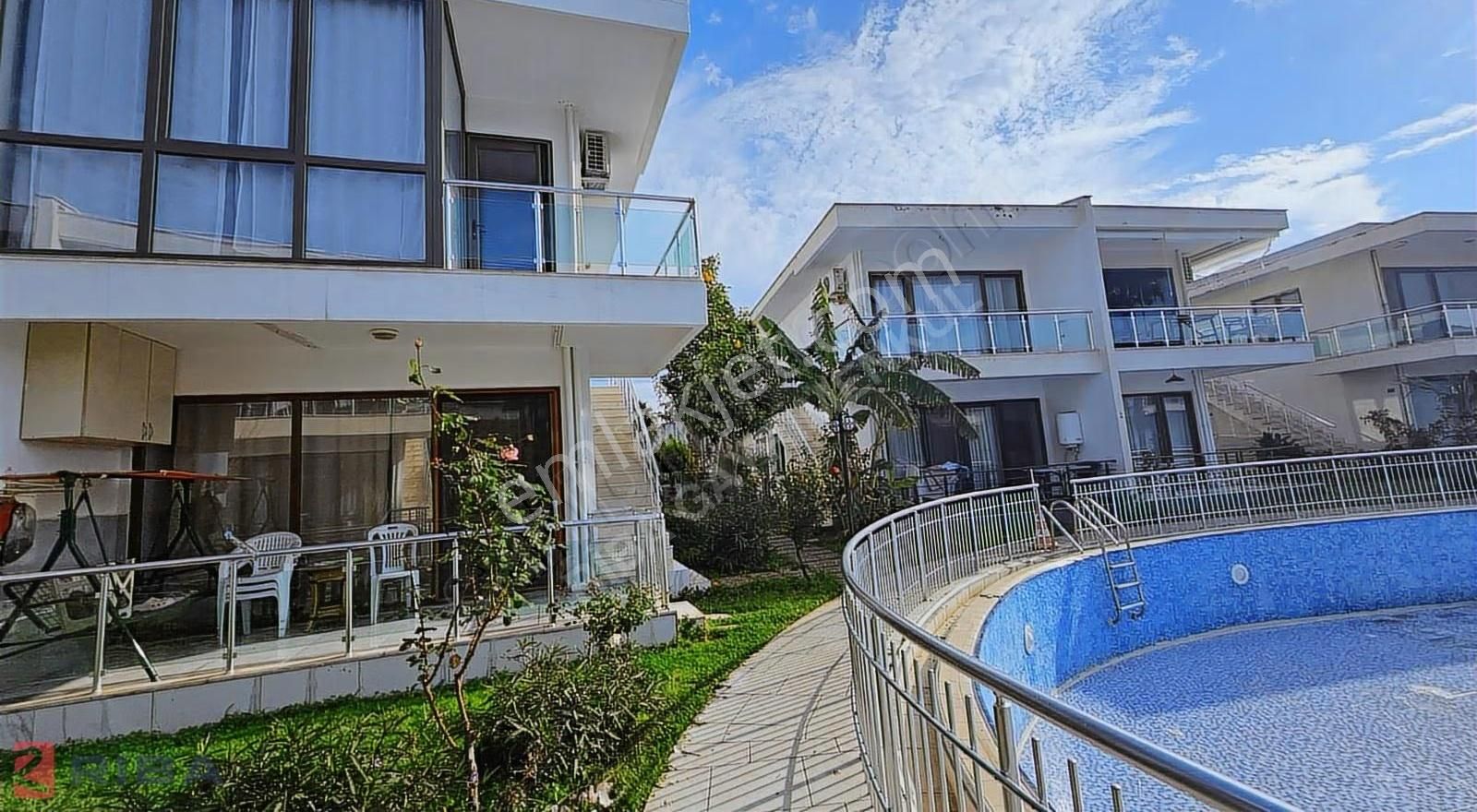 İbrahim Barak'tan Kundu'da Çift Havuzlu Sitede 1+1 Bahce Katı