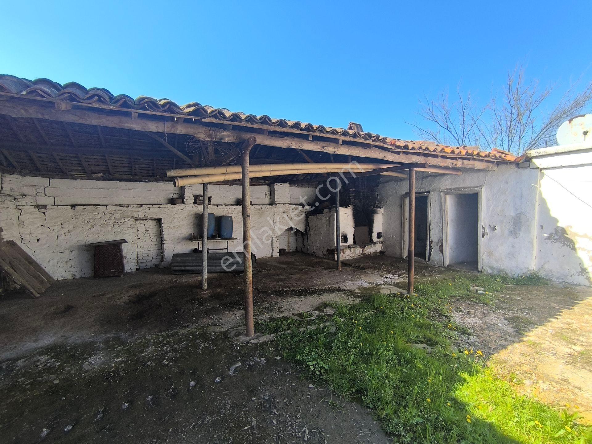 Kaçmaz Emlaktan Işıklar Köyünde Geniş Köy Evi - Görsel 15