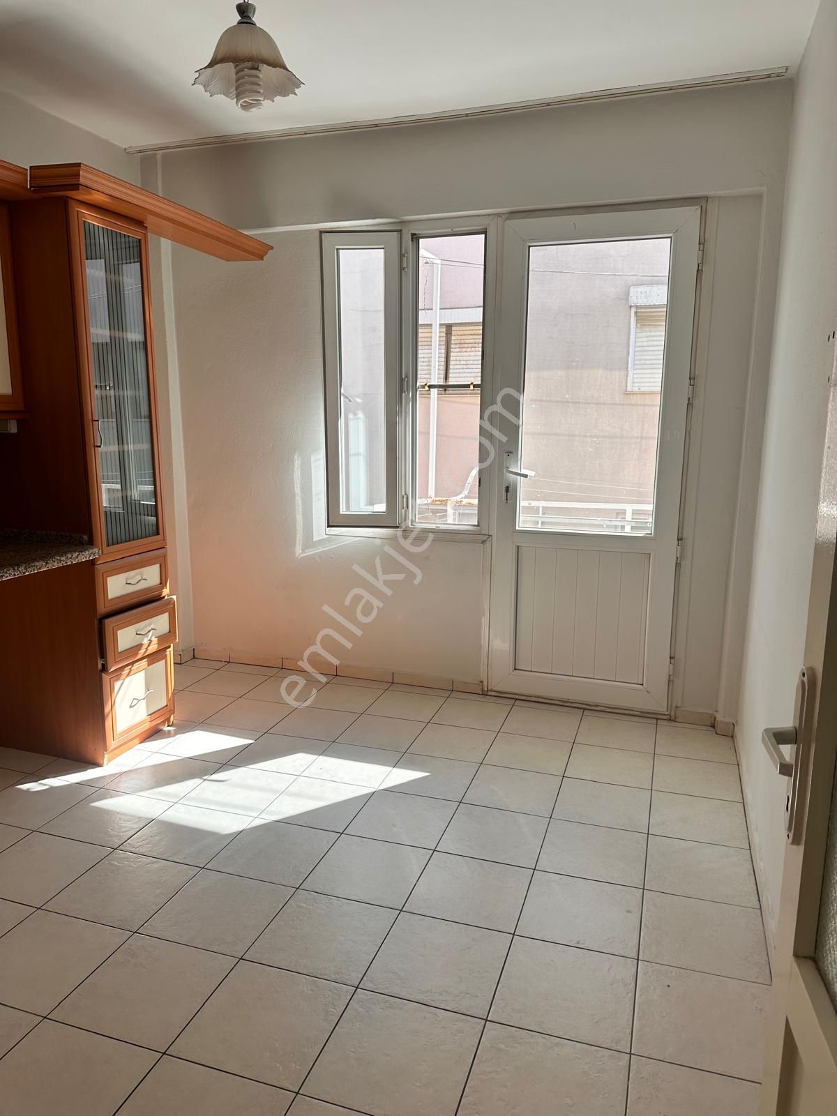 Balçova Merkezde Kiralık Geniş Ve Ferah 3+1 Daire - Görsel 3