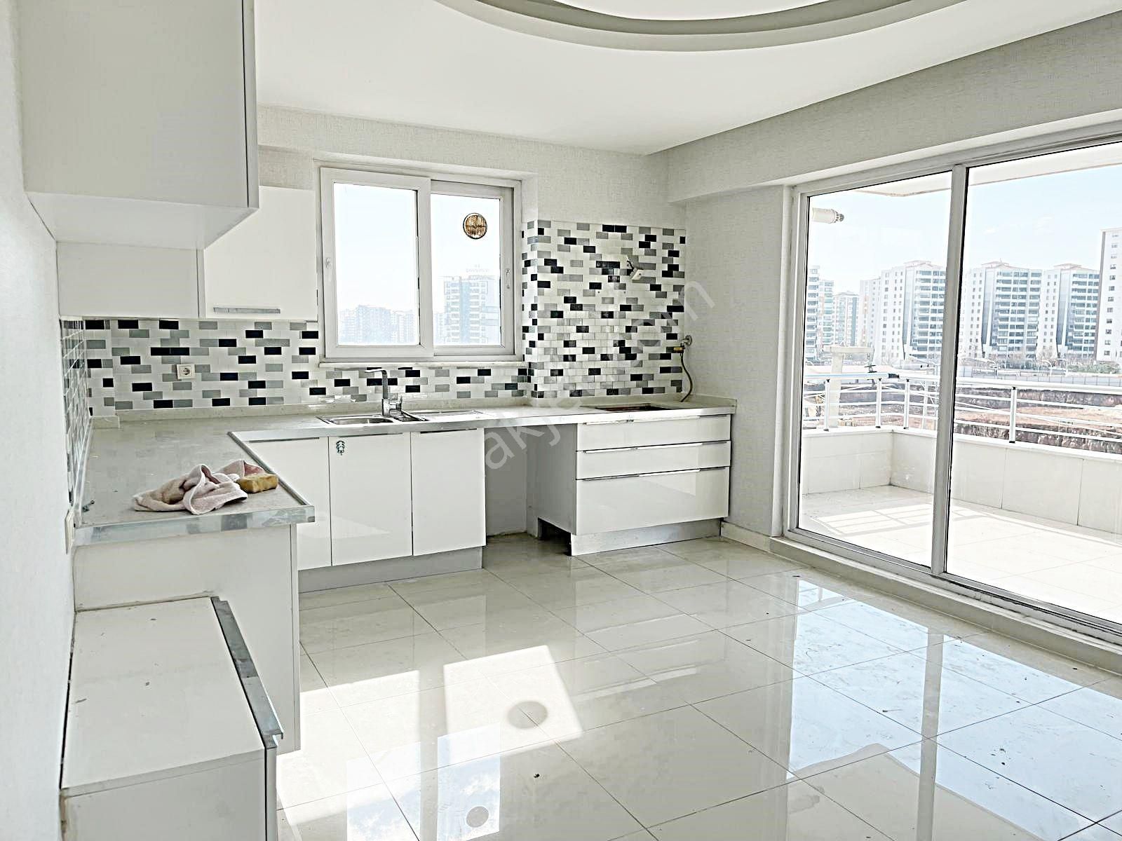 Taha Emlak Tan 75 Mt Lik Yolla İkinci Parselde Kiralık 4+1 Daire