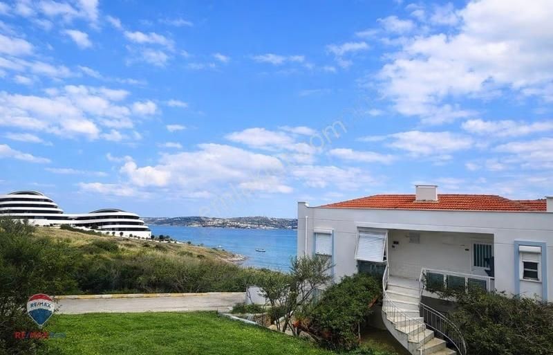 35 Çeşme Fenerburnu Denize Sıfır Plajlı Sitede 1+1 Eşyalı