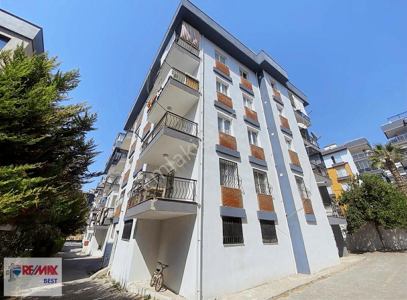 6 Ege Mahallesi Osman Bey Sitesinde Genç Bina Satılık 3+1 Daire