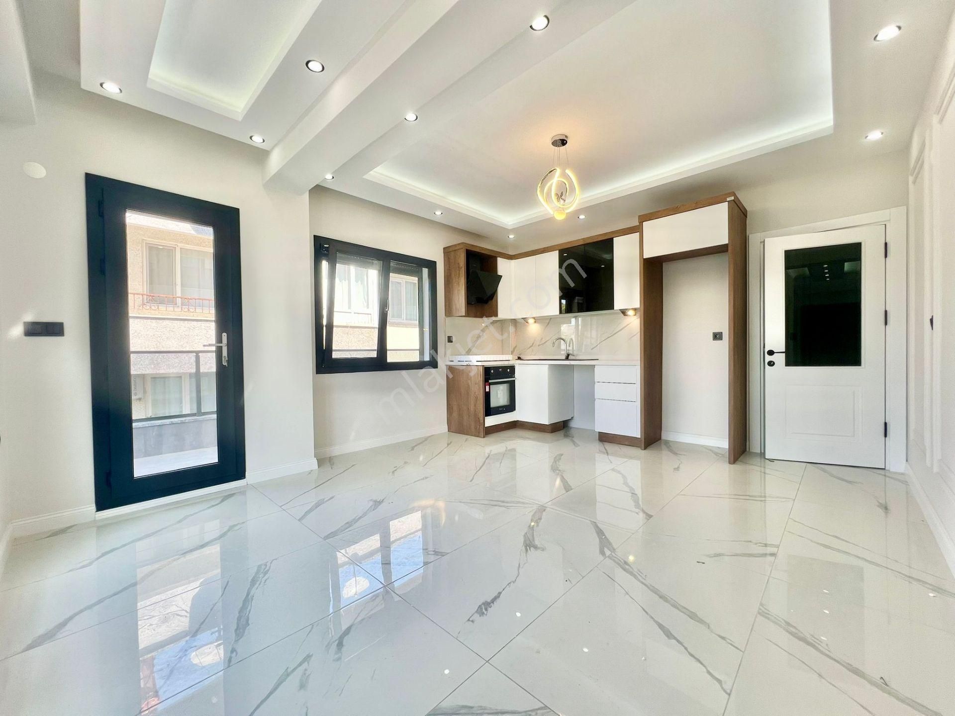 ⭐ay Emlak'tan⭐akçay'da Denize Sadece 50 M Muhteşem Konumlu Ön Cephe Şık Tasarımlı Satılık 2+1 Daire