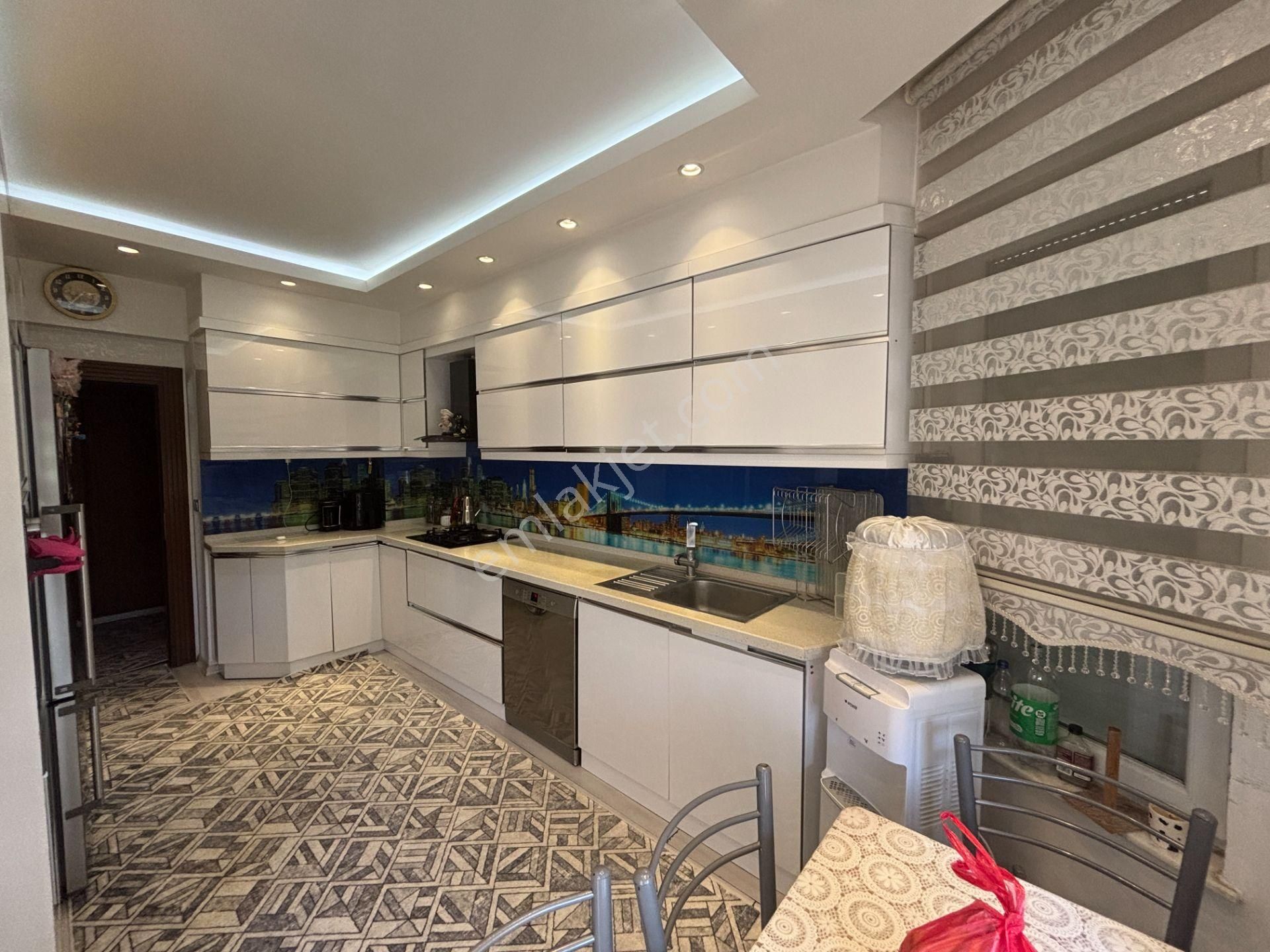 Site İçerisinde Cepheleri Açık Geniş Ferah 3+1