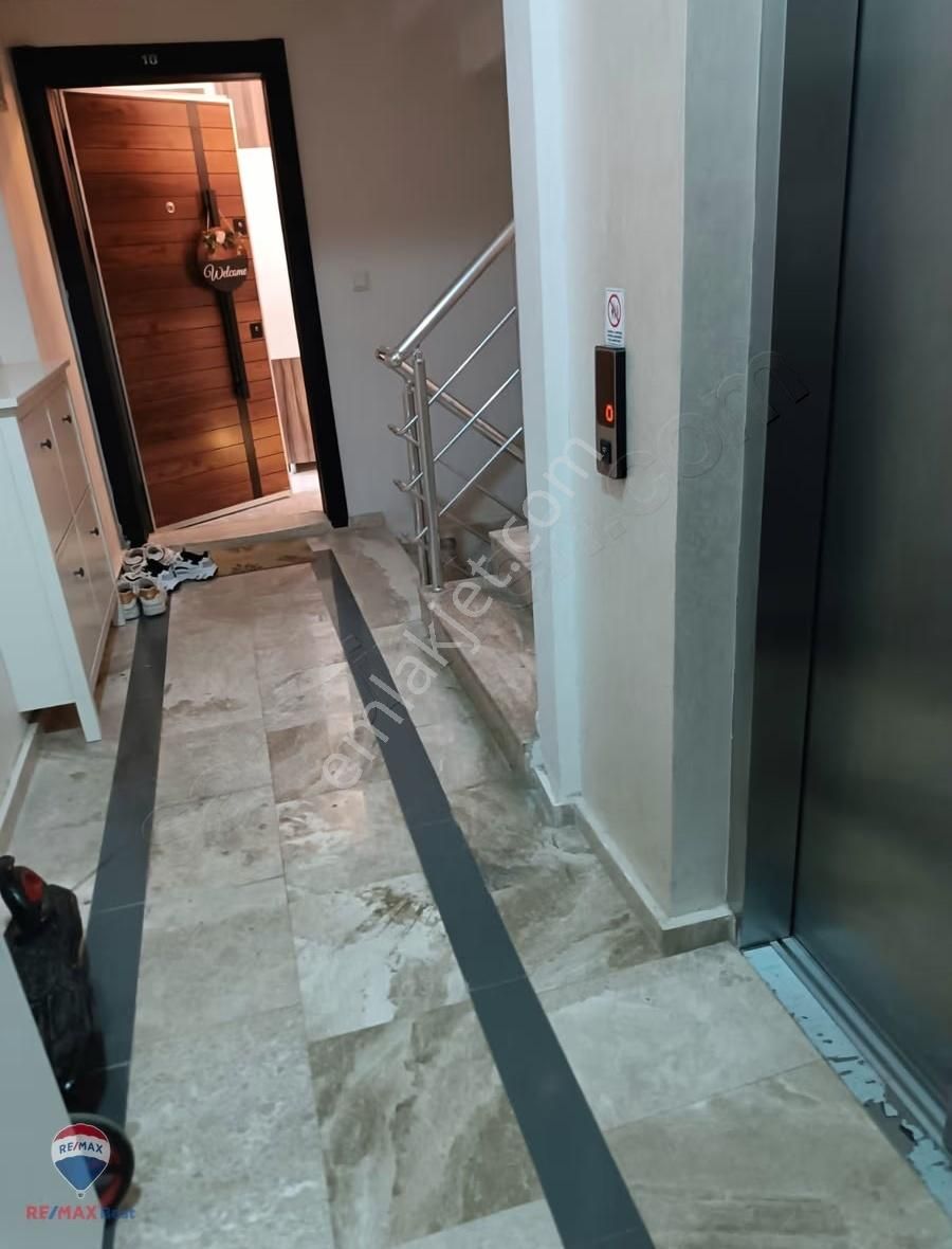 14 Karşıyaka Fikri Altay'da Teraslı 3+1 Satılık Dubleks Daire