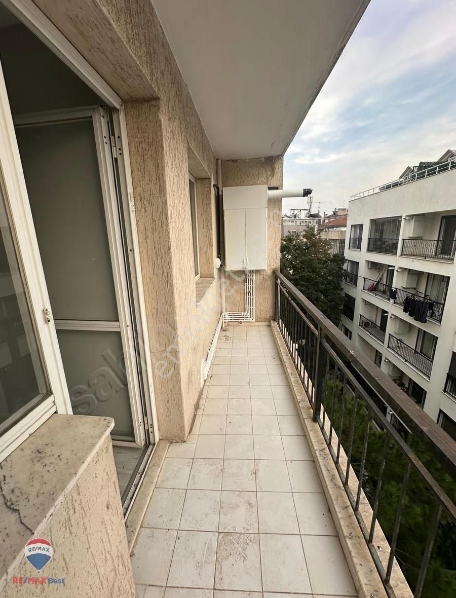 34 Karşıyaka Merkez'de Çarşı-metro-sahıl Yakını Kıralık Daıre