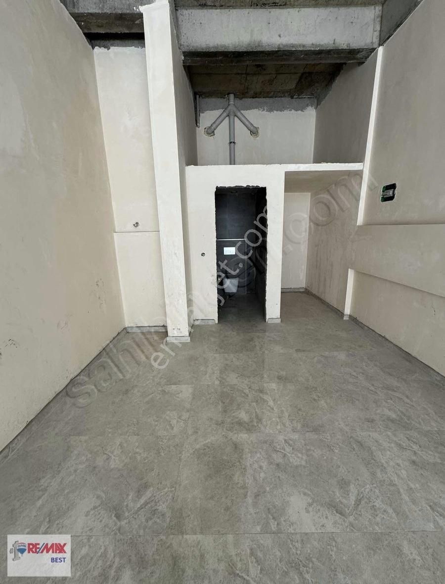 22 Hakan Büyük"ten Karşıyaka Zübeyde Hanım Cad.üzeri Çarşı Yakın